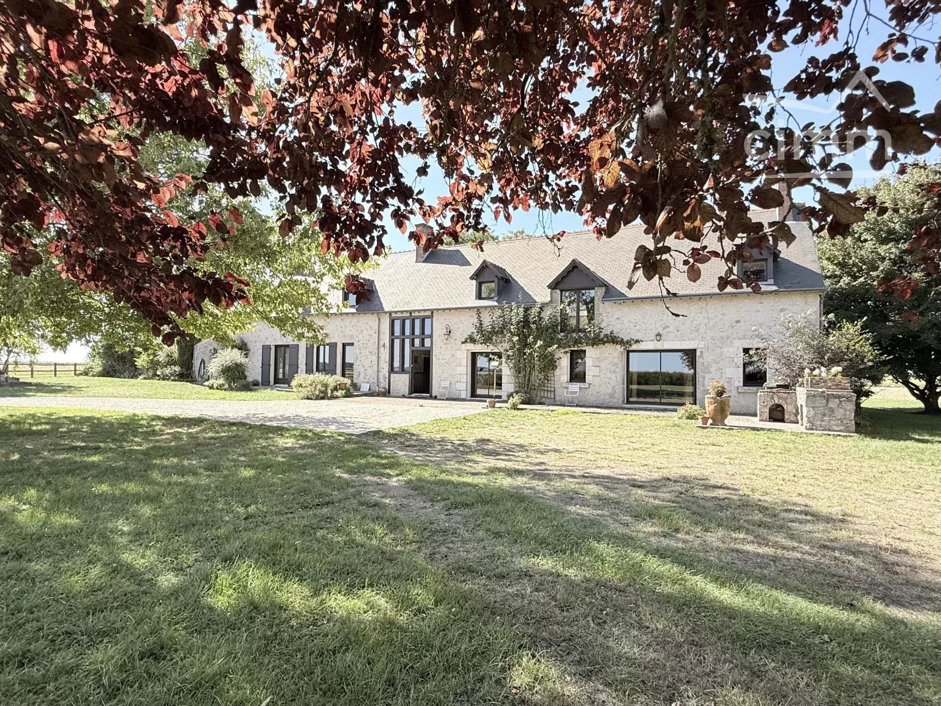 Longère rénovée – 3 salons, 2 suites parentales + 4 chambres terrain, 6 000 m²