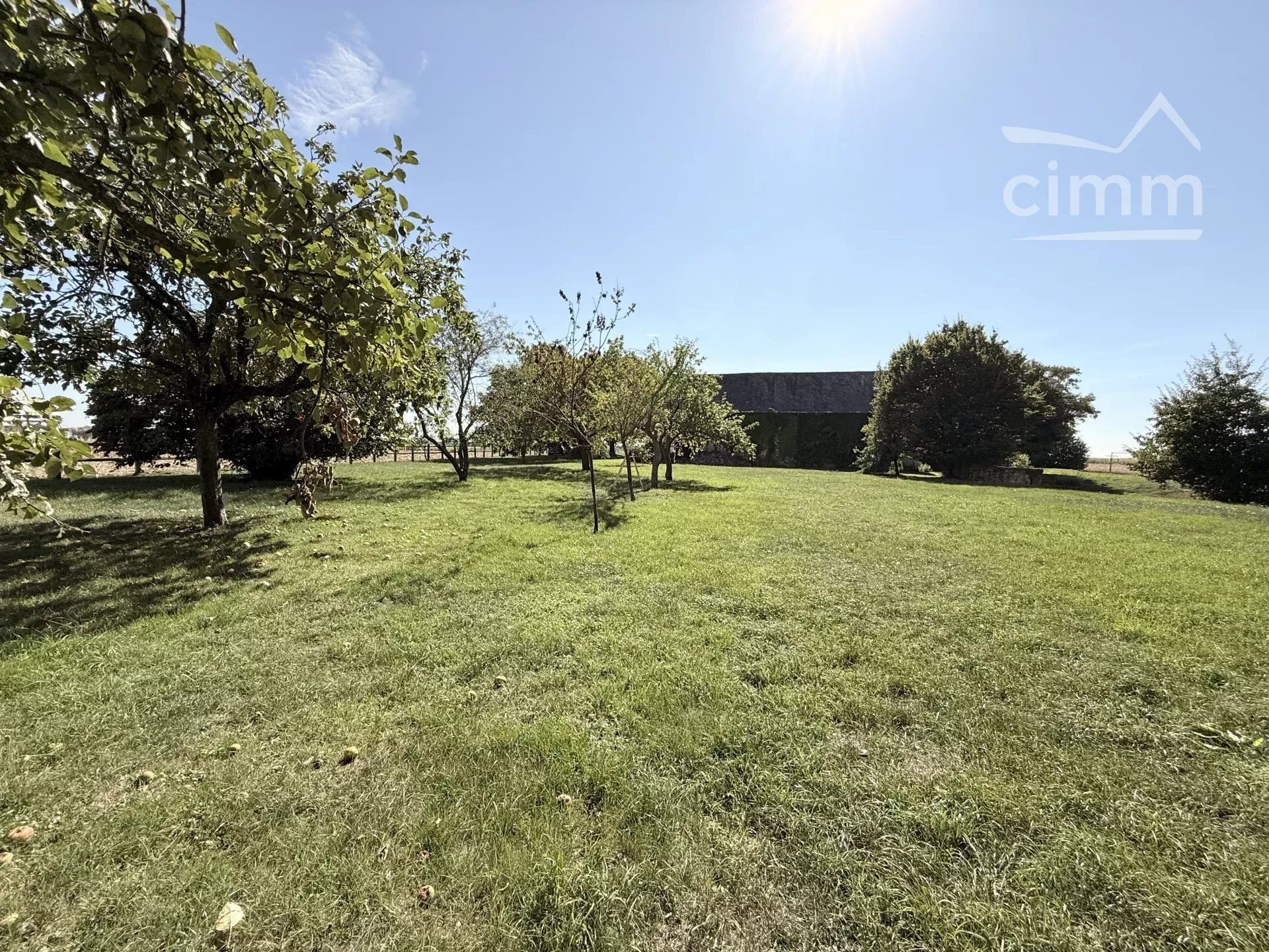 Longère rénovée – 3 salons, 2 suites parentales + 4 chambres terrain, 6 000 m²