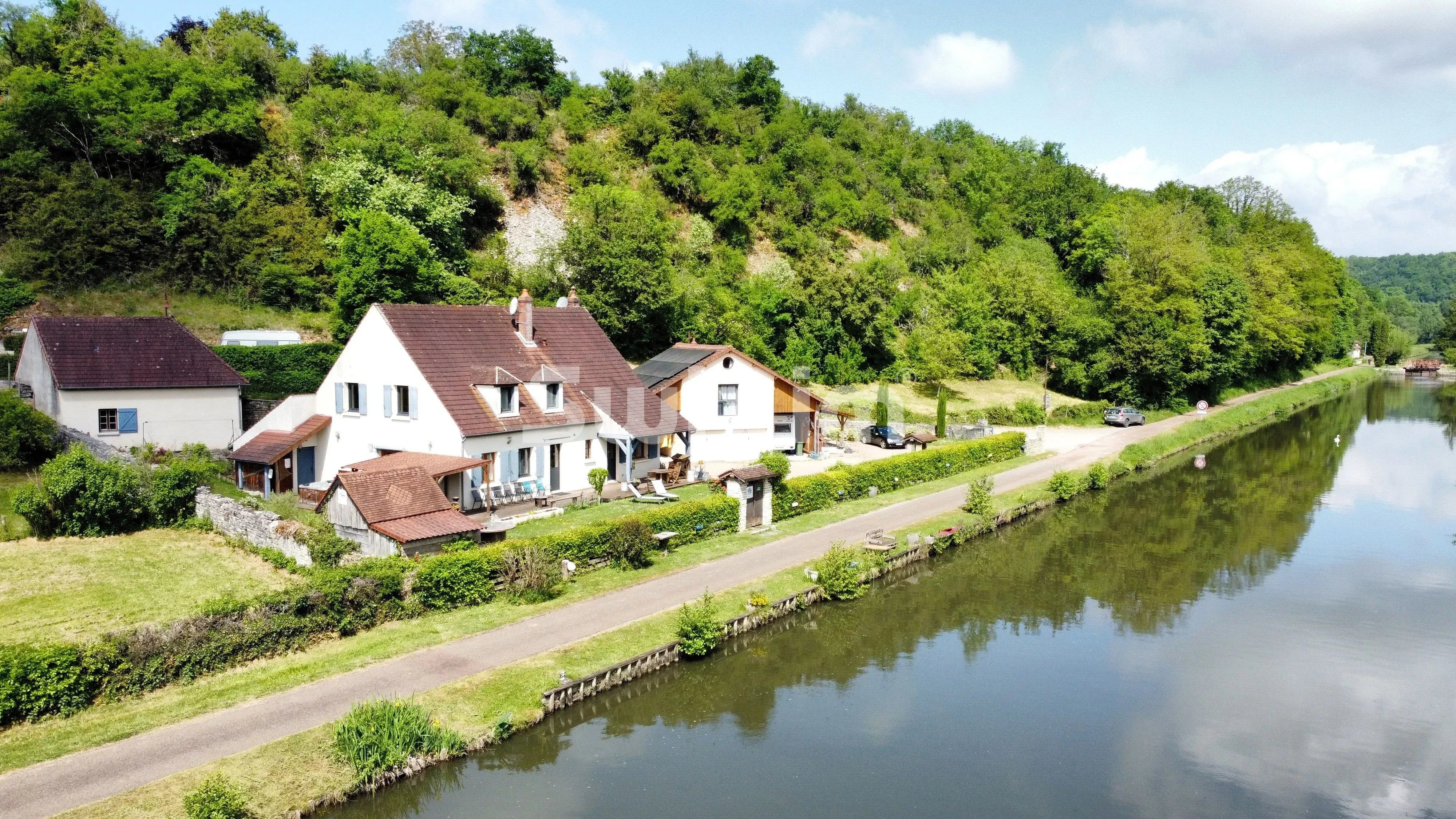 Propriété de charme au bord du Canal à 5 min de Clamecy