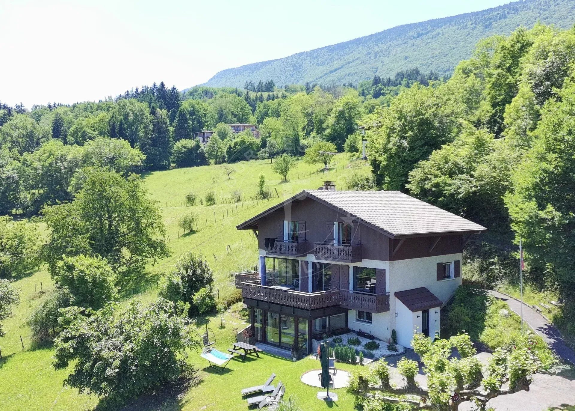 Chalet vue panoramique sur le lac d’Annecy – Sevrier