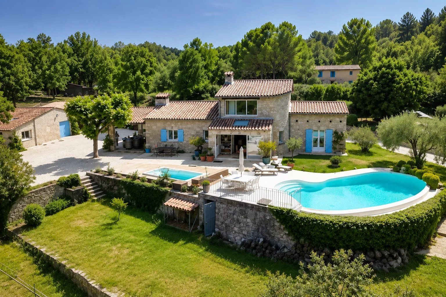 BELLE PROPRIÉTÉ AVEC DÉPENDANCE ET CARRIÈRE
