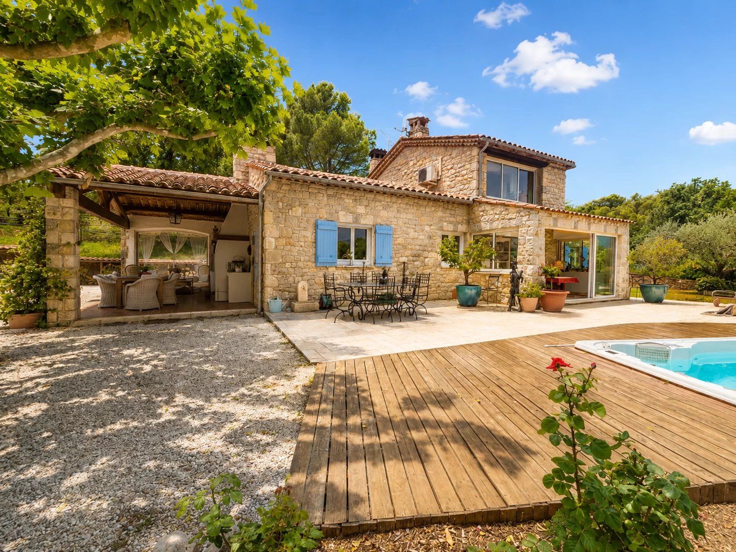 BELLE PROPRIÉTÉ AVEC DÉPENDANCE ET CARRIÈRE