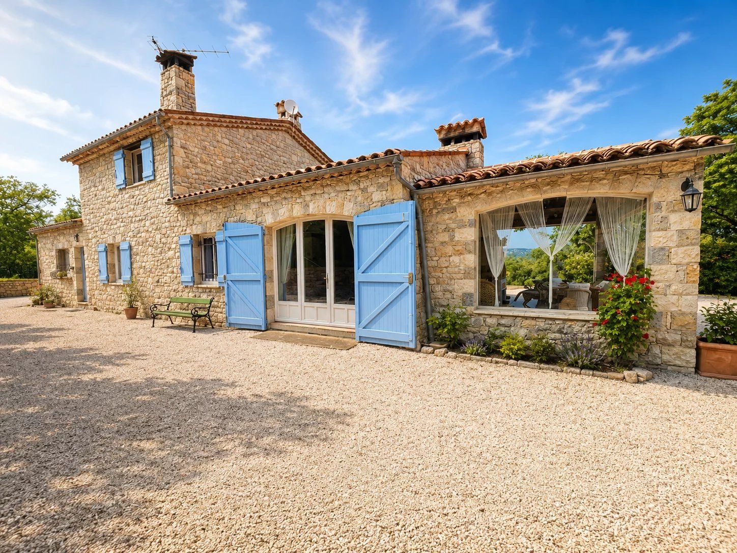 BELLE PROPRIÉTÉ AVEC DÉPENDANCE ET CARRIÈRE