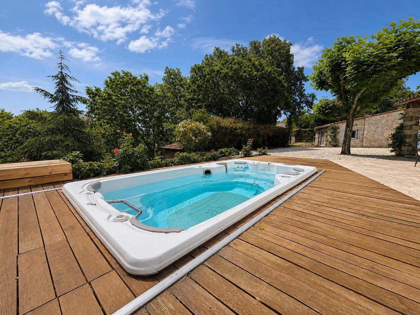 BELLE PROPRIÉTÉ AVEC DÉPENDANCE ET CARRIÈRE