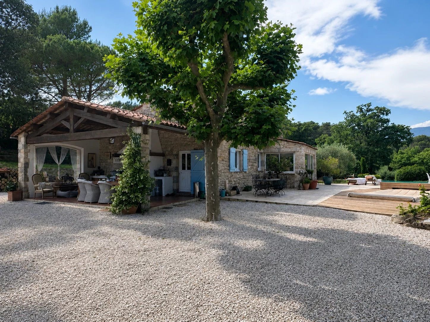 BELLE PROPRIÉTÉ AVEC DÉPENDANCE ET CARRIÈRE