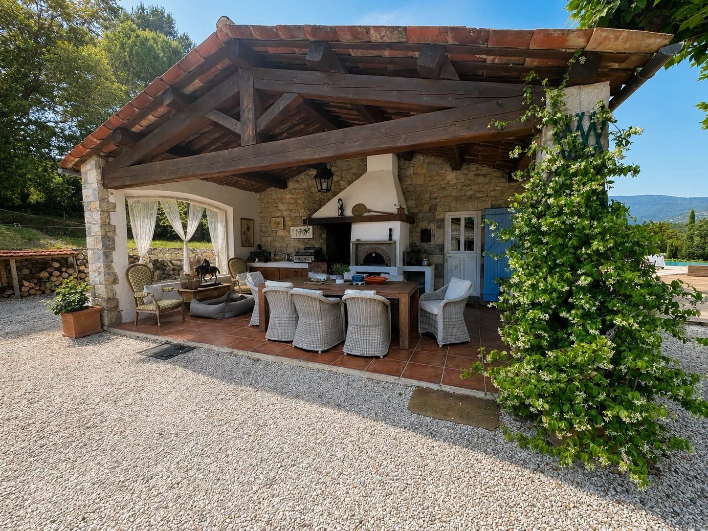 BELLE PROPRIÉTÉ AVEC DÉPENDANCE ET CARRIÈRE