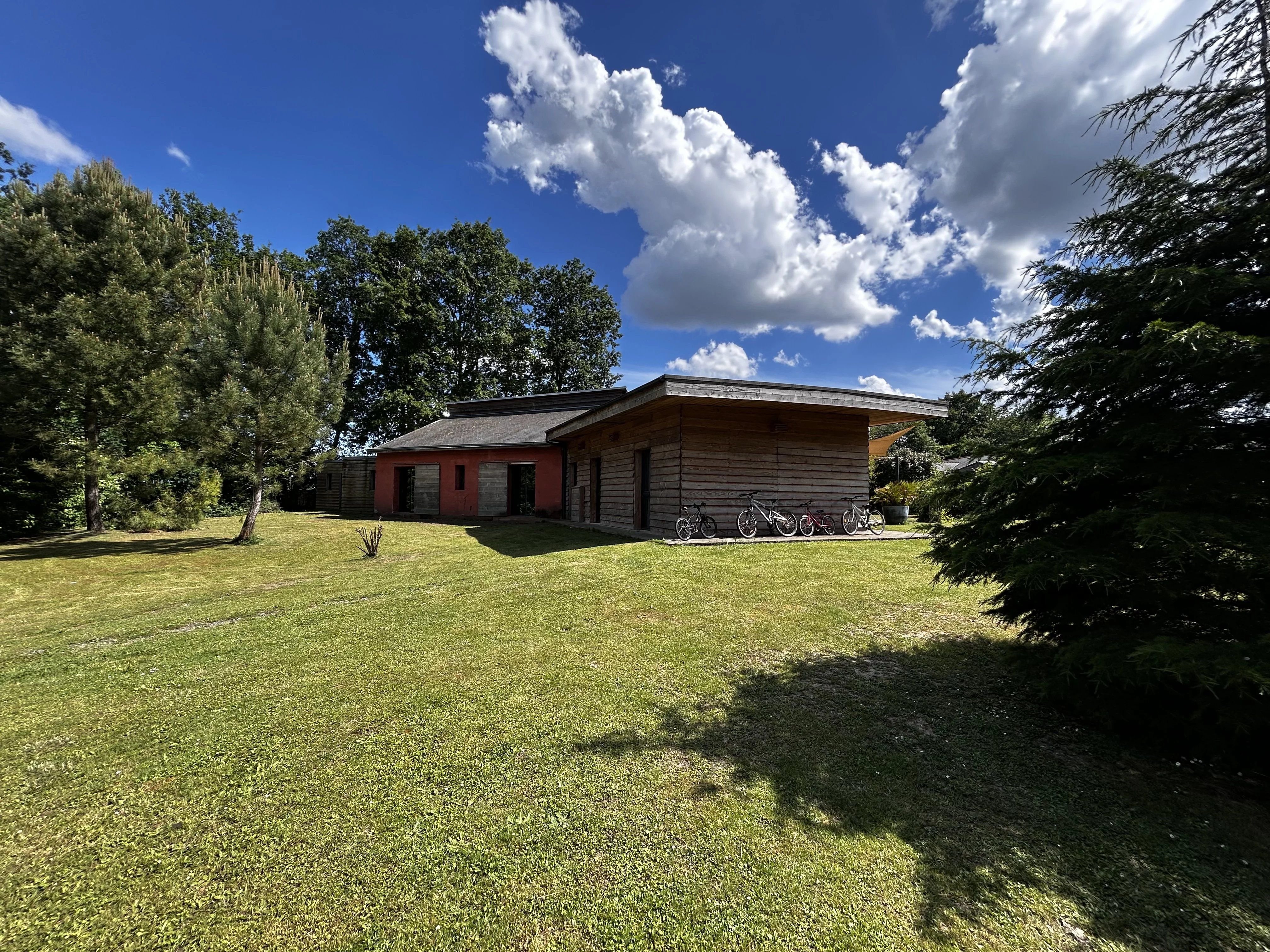Propriété équestre – Habitation contemporaine, écuries et revenus locatifs