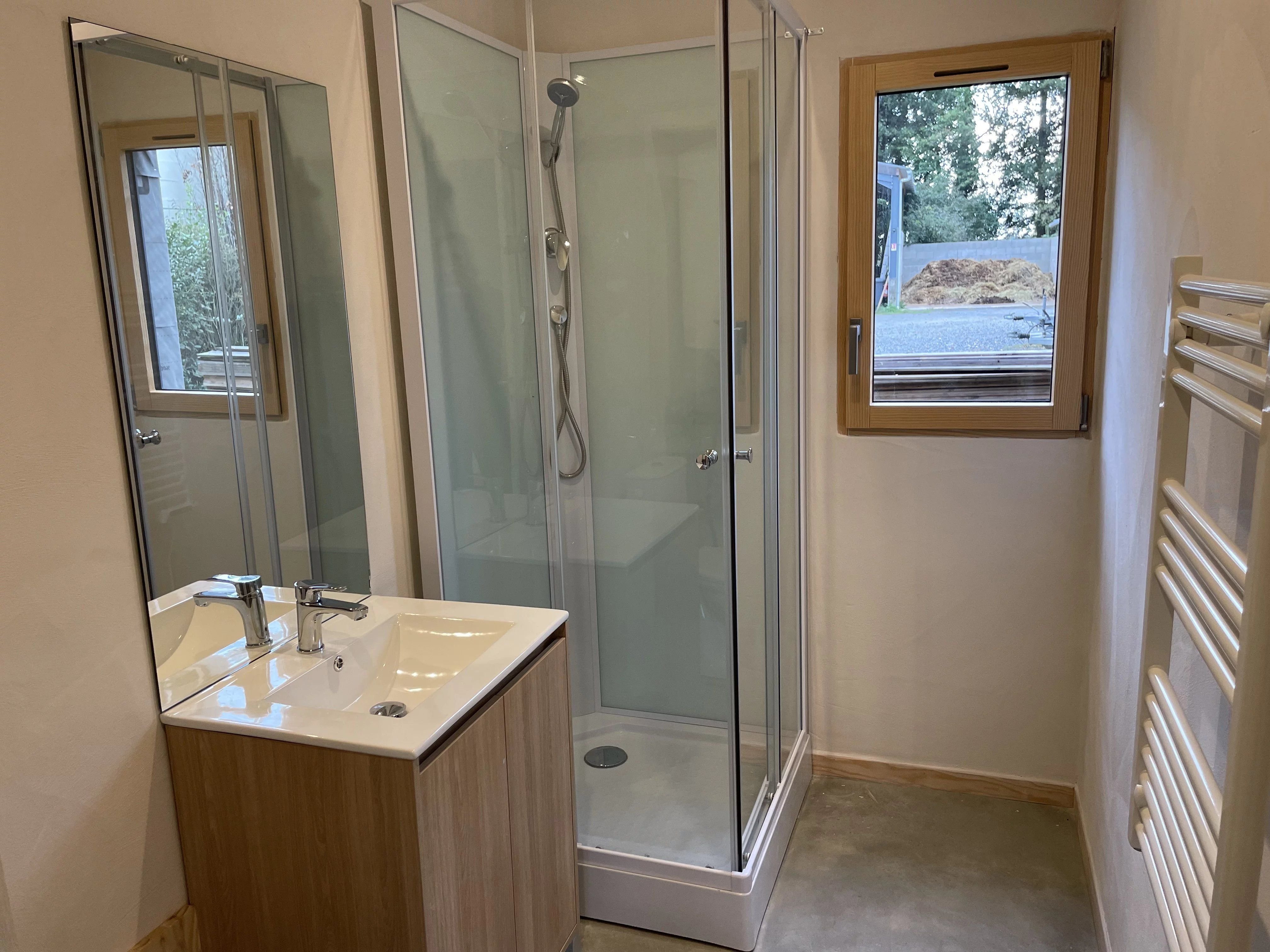 Propriété équestre – Habitation contemporaine, écuries et revenus locatifs
