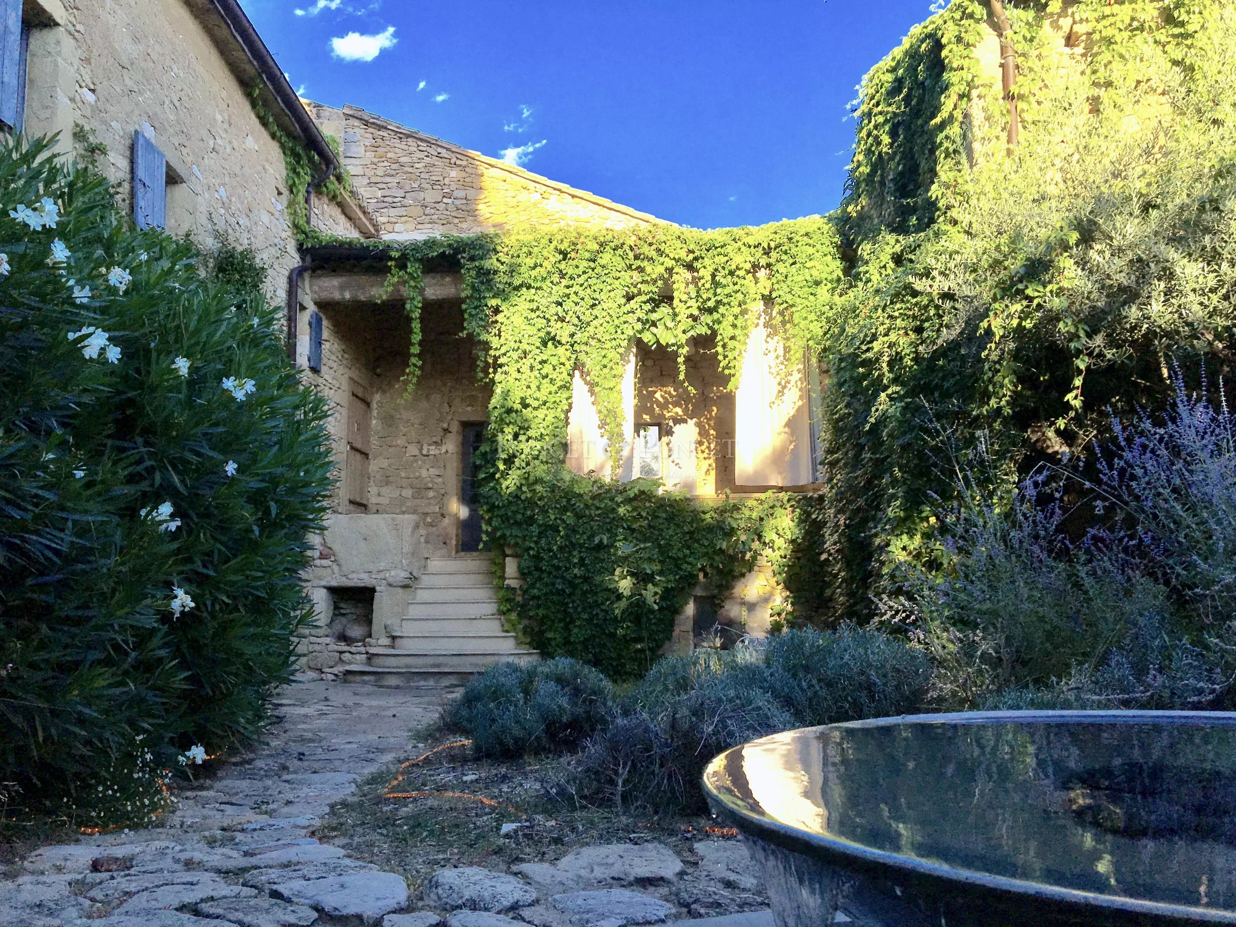 Propriété de charme et de caractère avec vue panoramique jusqu’au Duché d’Uzès