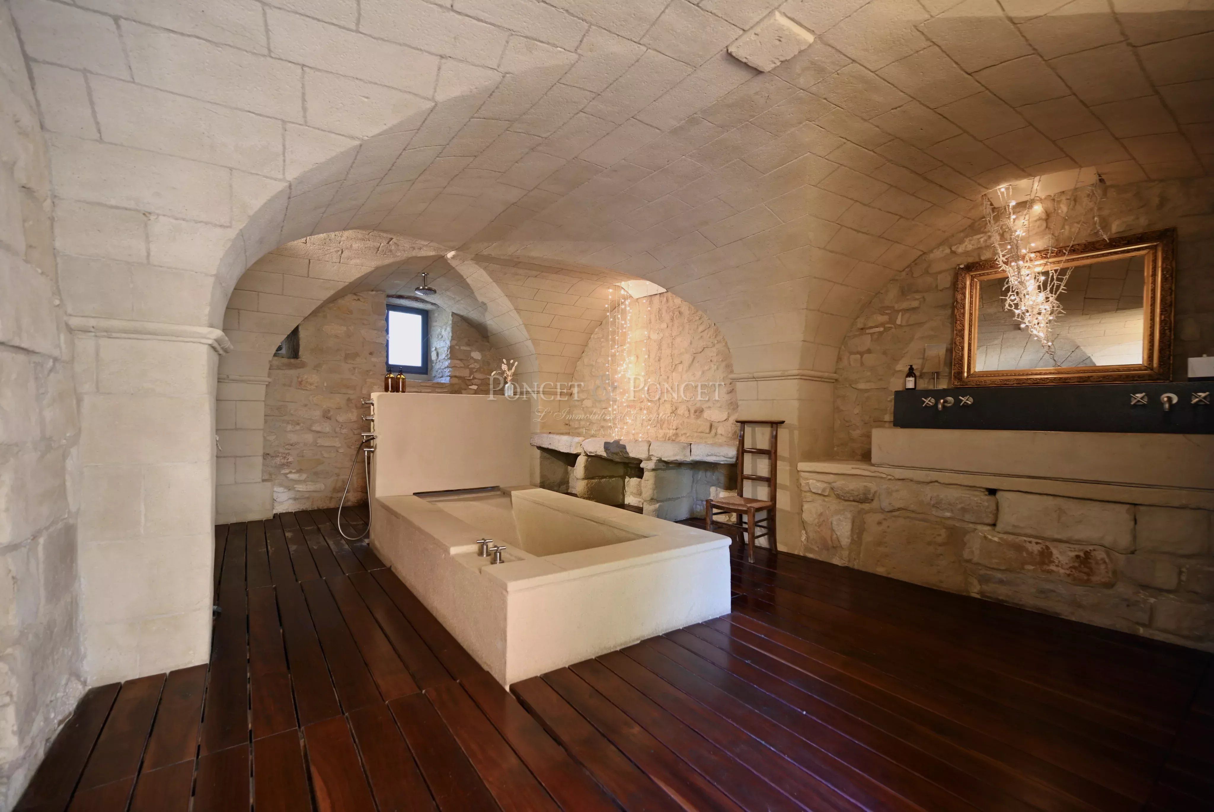 Propriété de charme et de caractère avec vue panoramique jusqu’au Duché d’Uzès