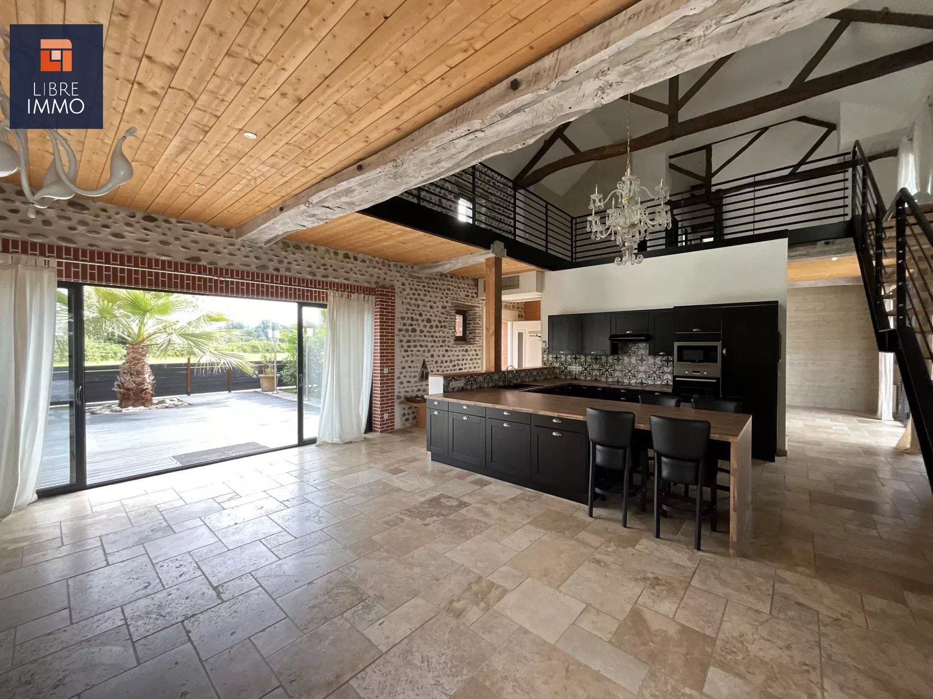 À LOUER, Belle propriété de caractère de 402 m²