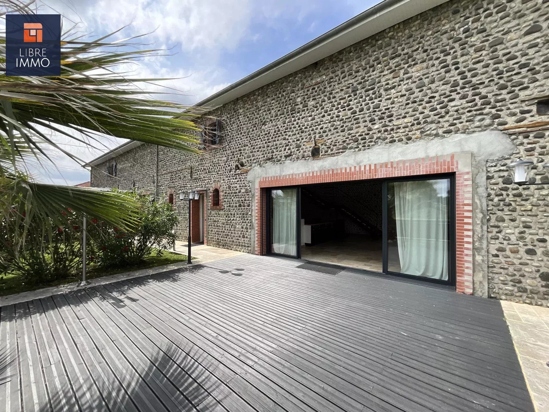 À LOUER, Belle propriété de caractère de 402 m²