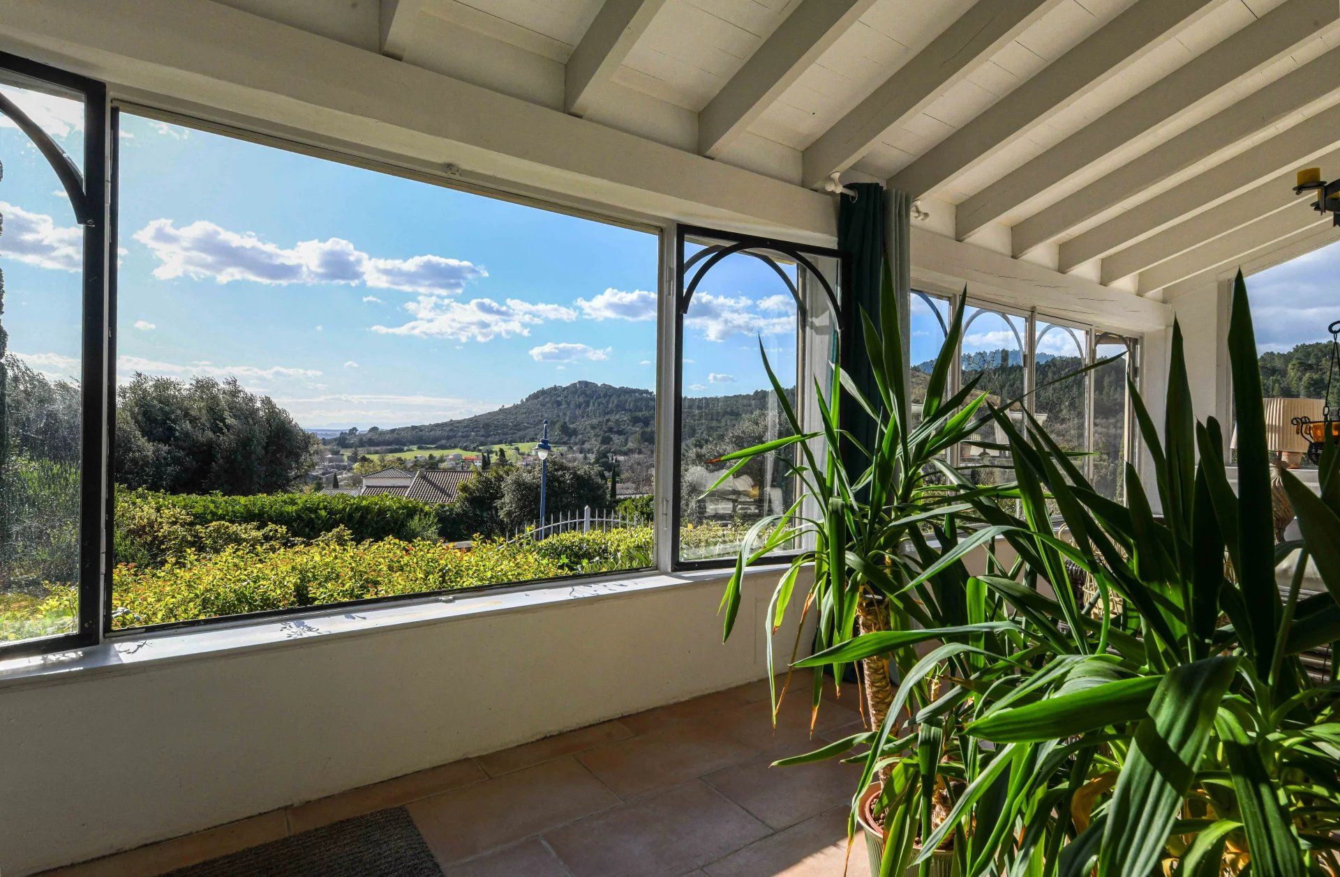 Charmante maison péridionale de 164 m² avec surpebe jardin et piscine