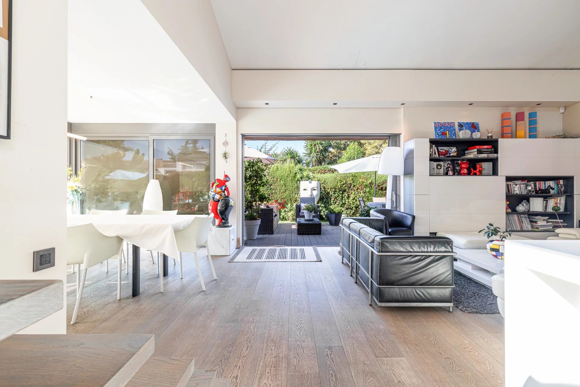 SAINT JEAN CAP FERRAT- modern Apartment/villa, garden, pool, quite area, parking