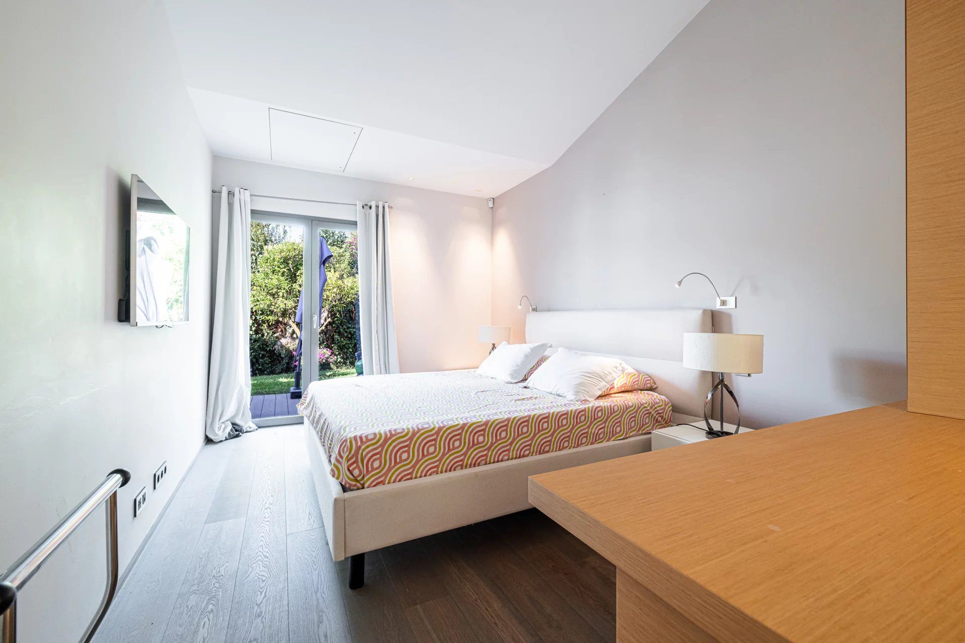 SAINT JEAN CAP FERRAT- modern Apartment/villa, garden, pool, quite area, parking