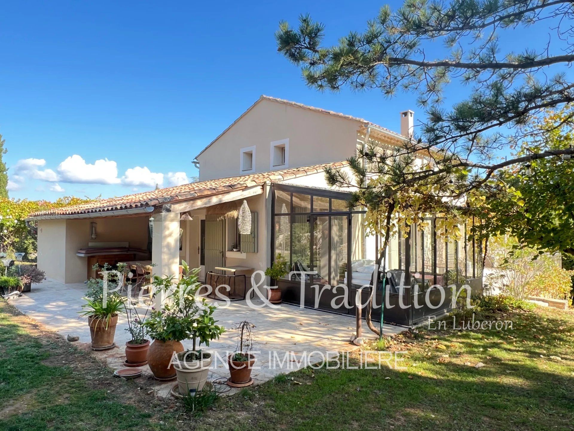 Propriété rénovée au coeur du Luberon avec piscine, cabanons et vignes