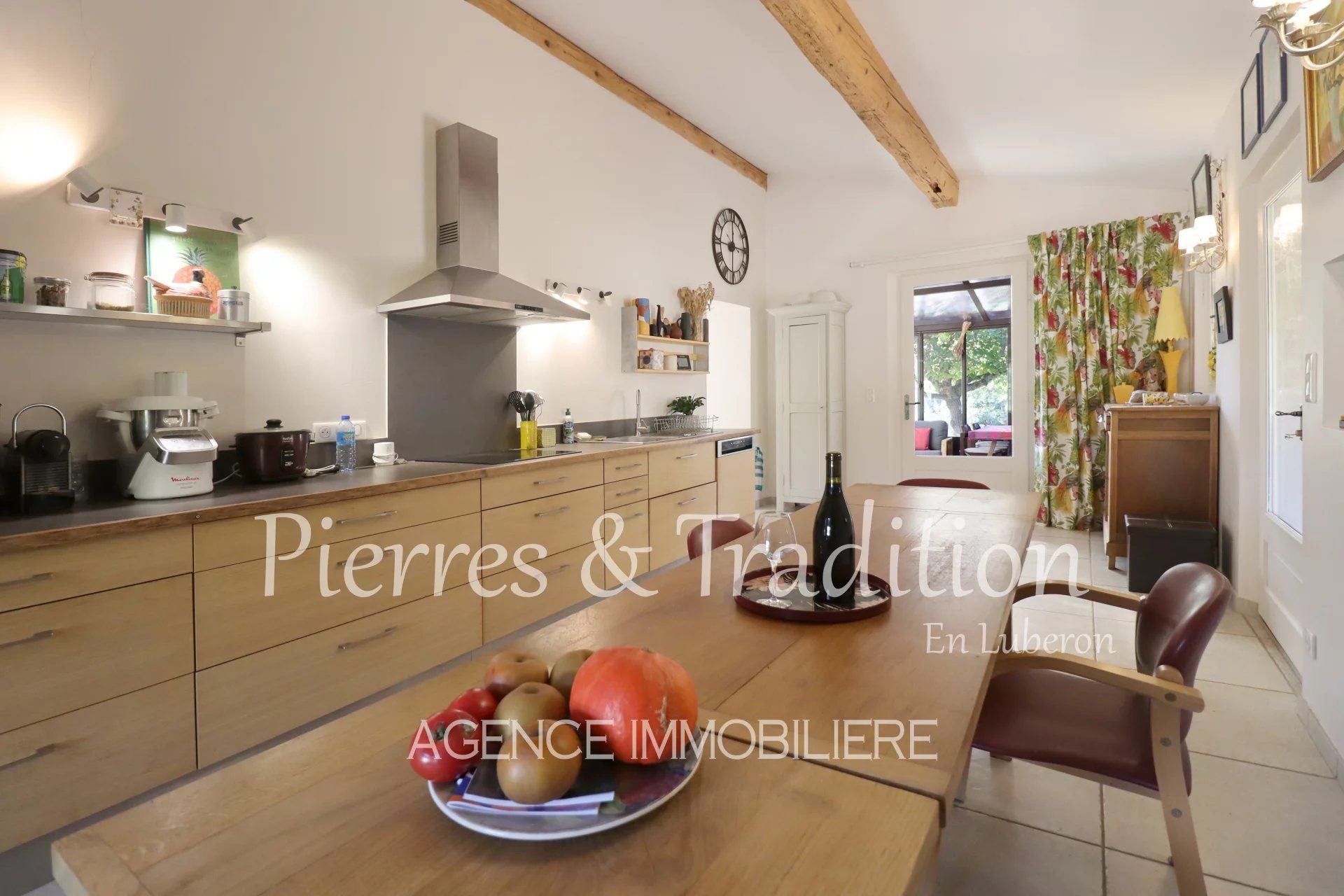 Propriété rénovée au coeur du Luberon avec piscine, cabanons et vignes