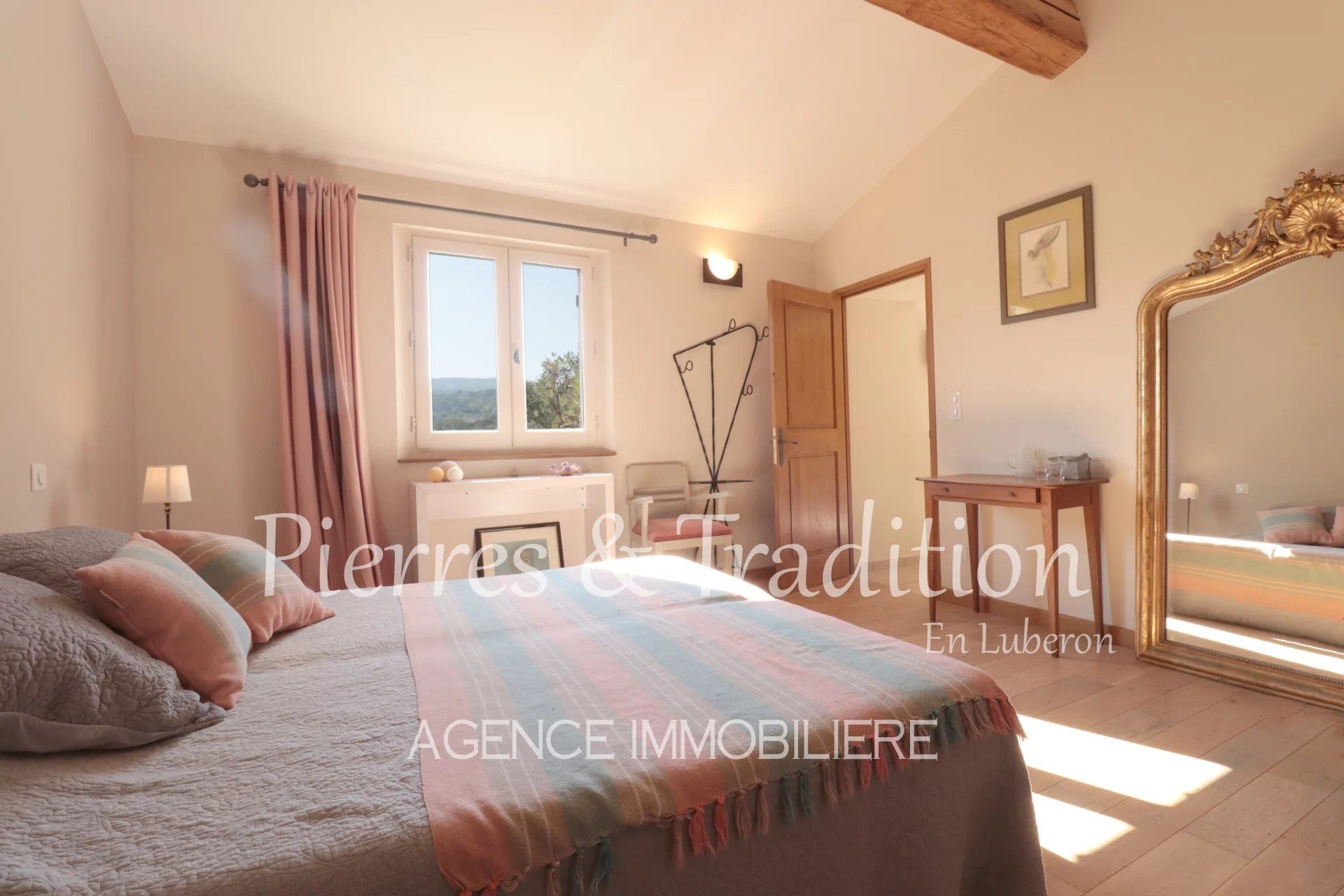 Propriété rénovée au coeur du Luberon avec piscine, cabanons et vignes