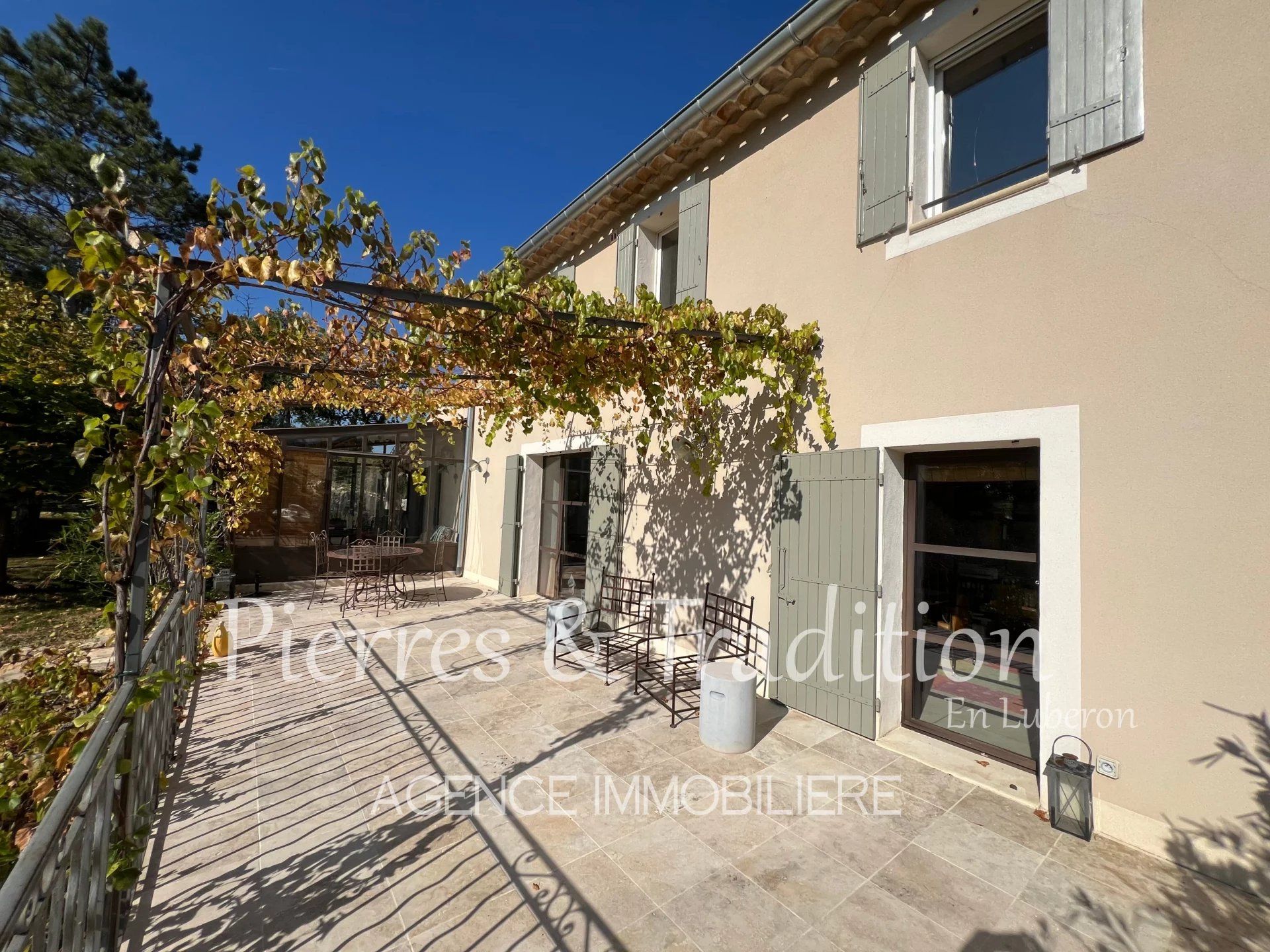 Propriété rénovée au coeur du Luberon avec piscine, cabanons et vignes