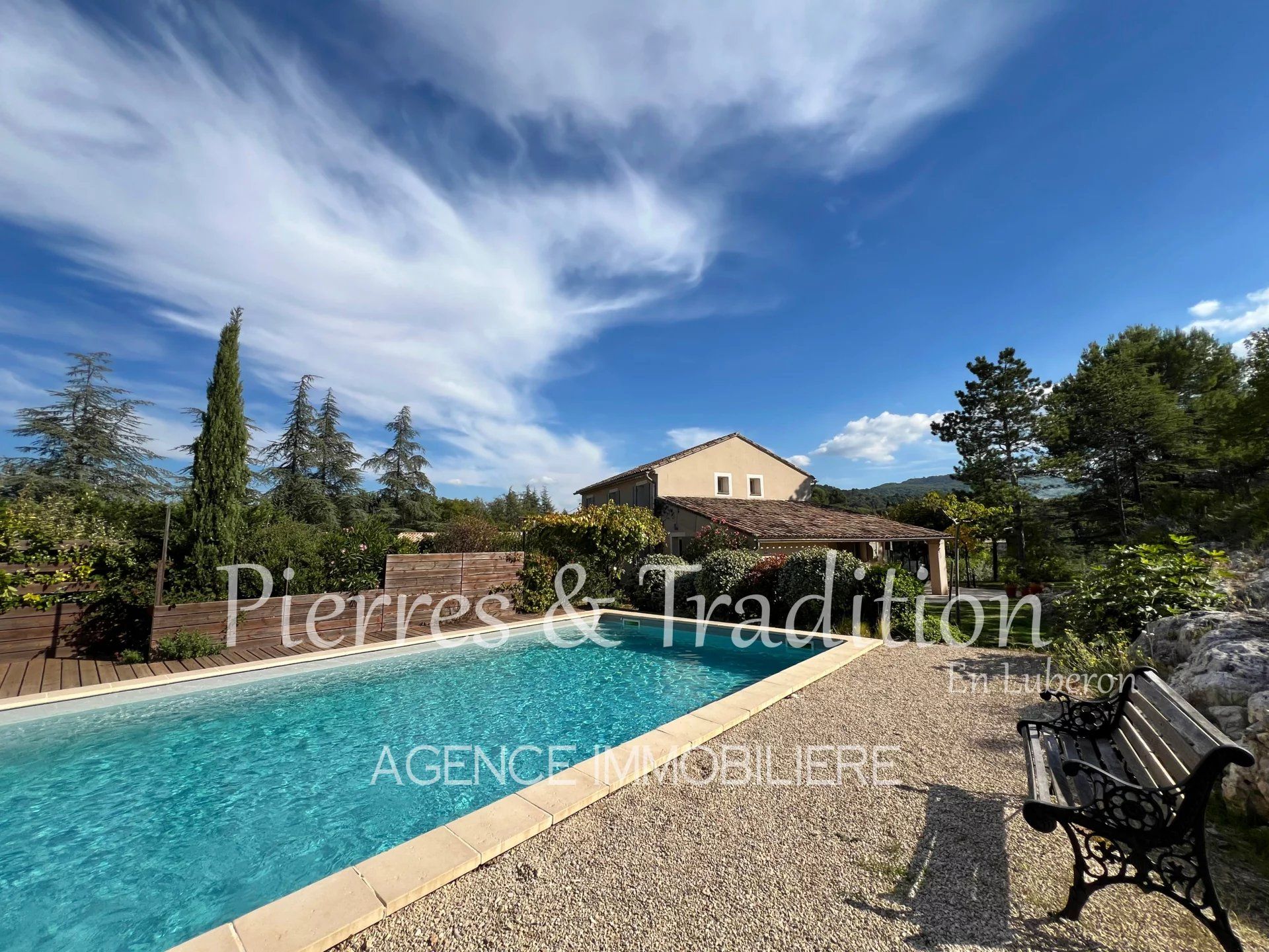 Propriété rénovée au coeur du Luberon avec piscine, cabanons et vignes