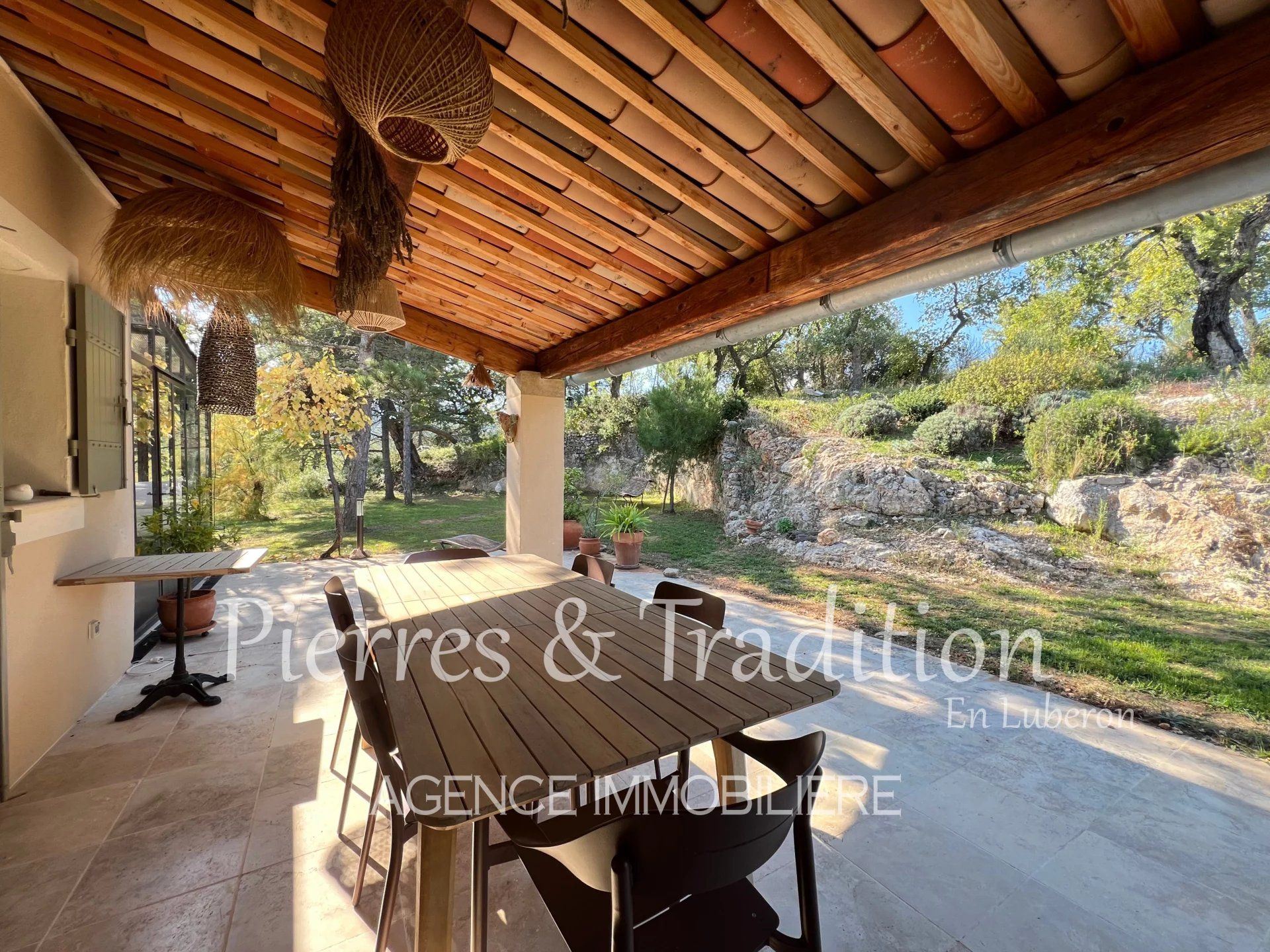 Propriété rénovée au coeur du Luberon avec piscine, cabanons et vignes
