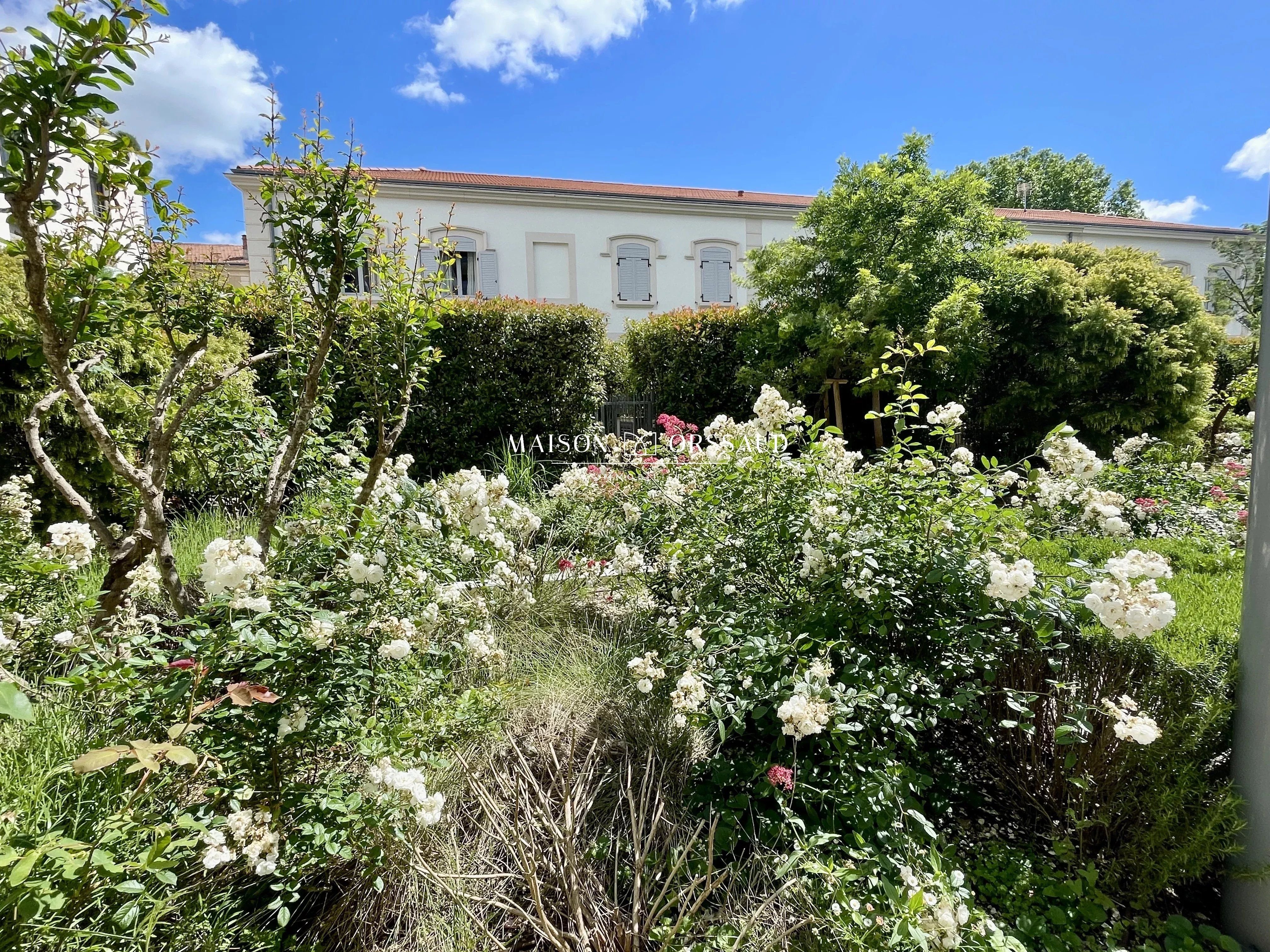 EXCLUSIVITÉ  MAISON  AVEC JARDIN ET DOUBLE GARAGE - CENTRE HISTORIQUE