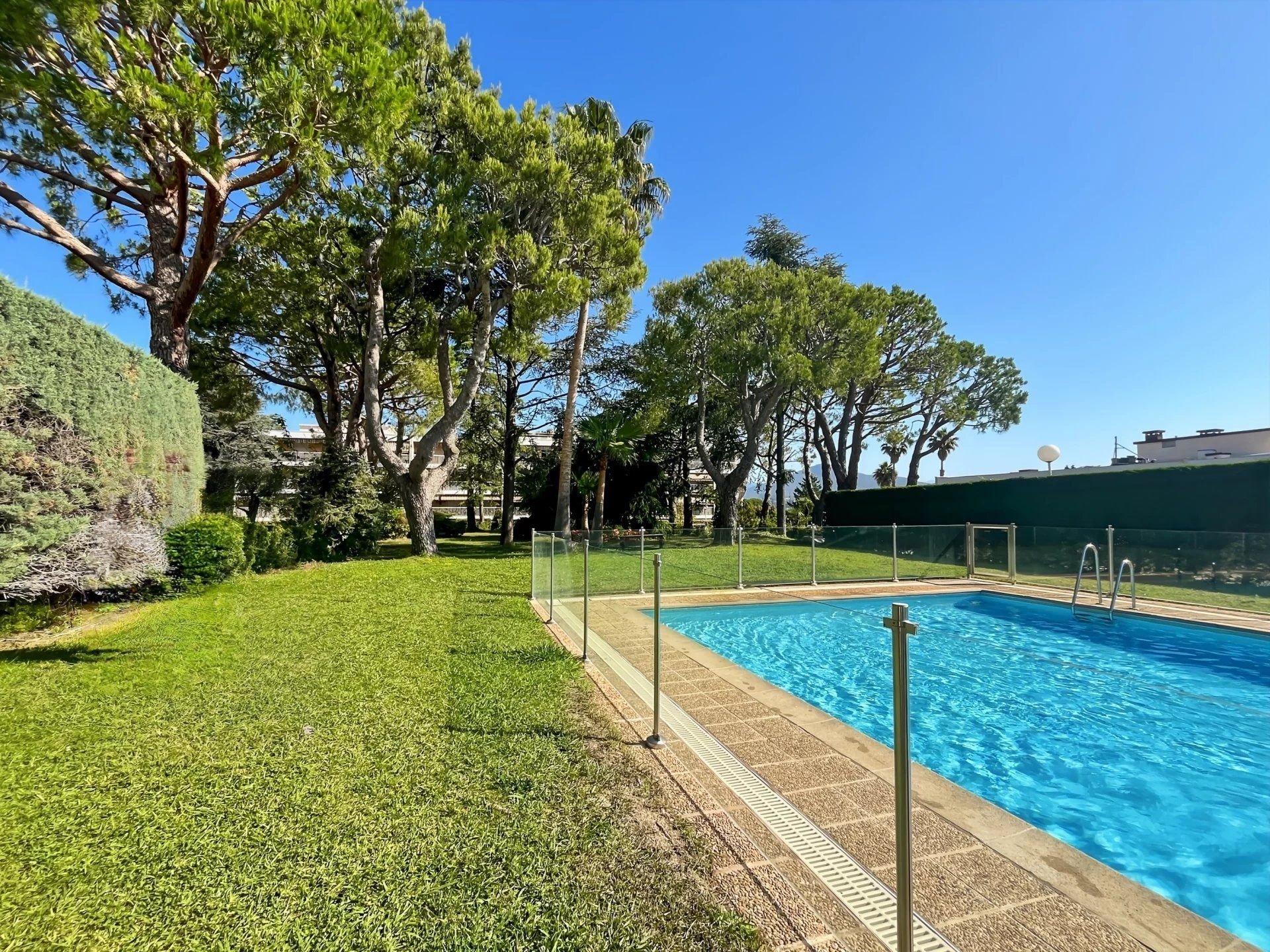 NICE OUEST / SAINT ANTOINE DE LA GINESTIERE - Appartement meublé 2/3 pièces avec jardin - 1750€/mois CC