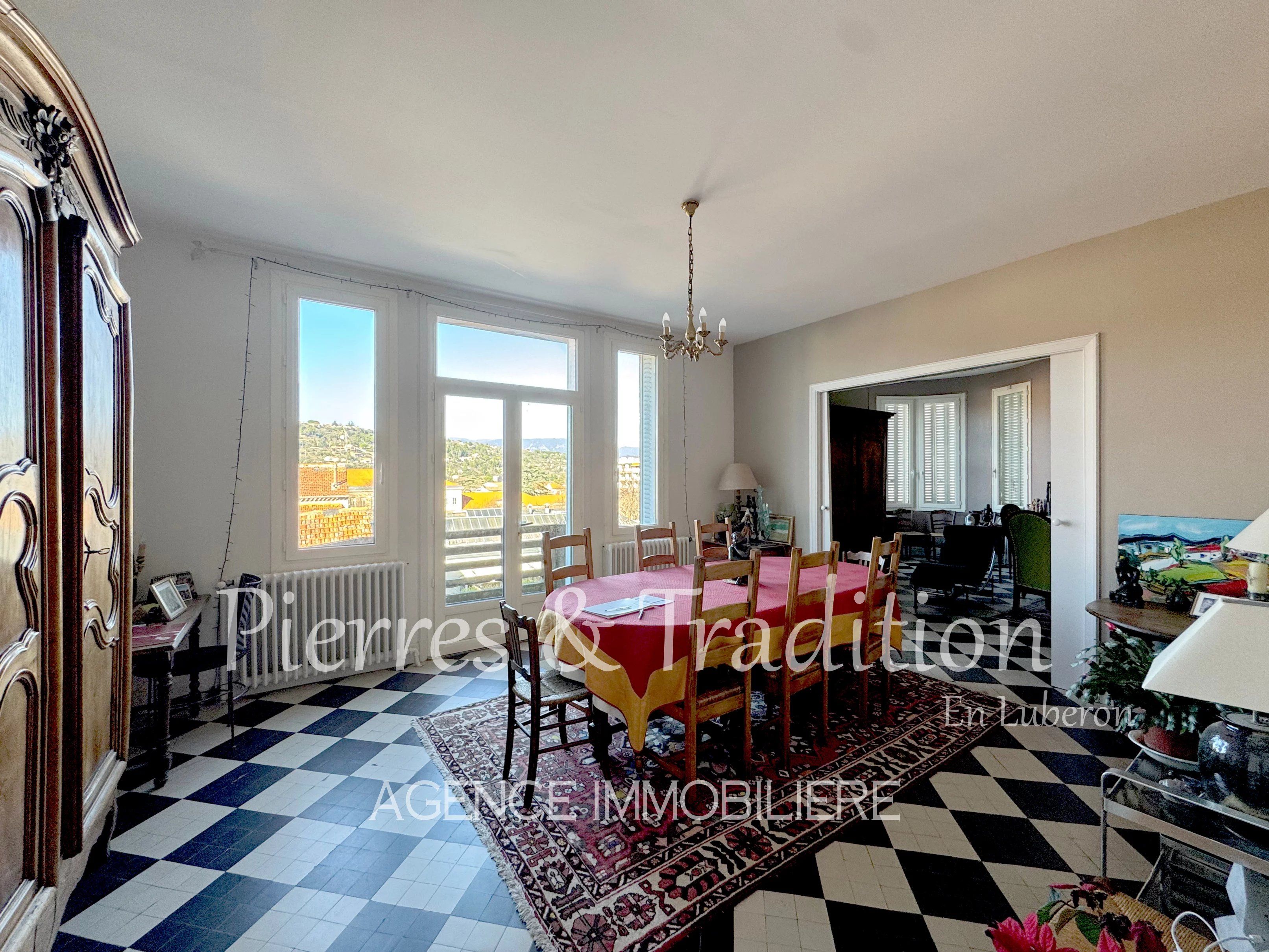 Exclusivité !  Magnifique propriété Aptésienne avec jardin et vue