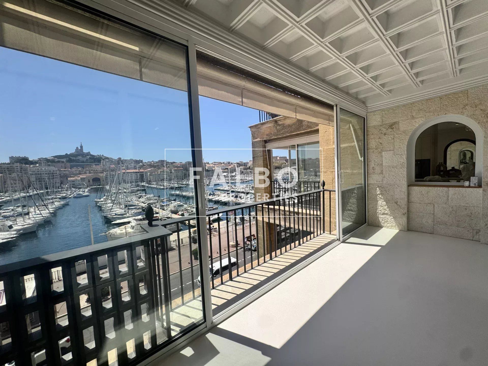 Appartement Pouillon. rénovation d'exception avec vue somptueuse sur le Vieux-Port.Marseille 2°