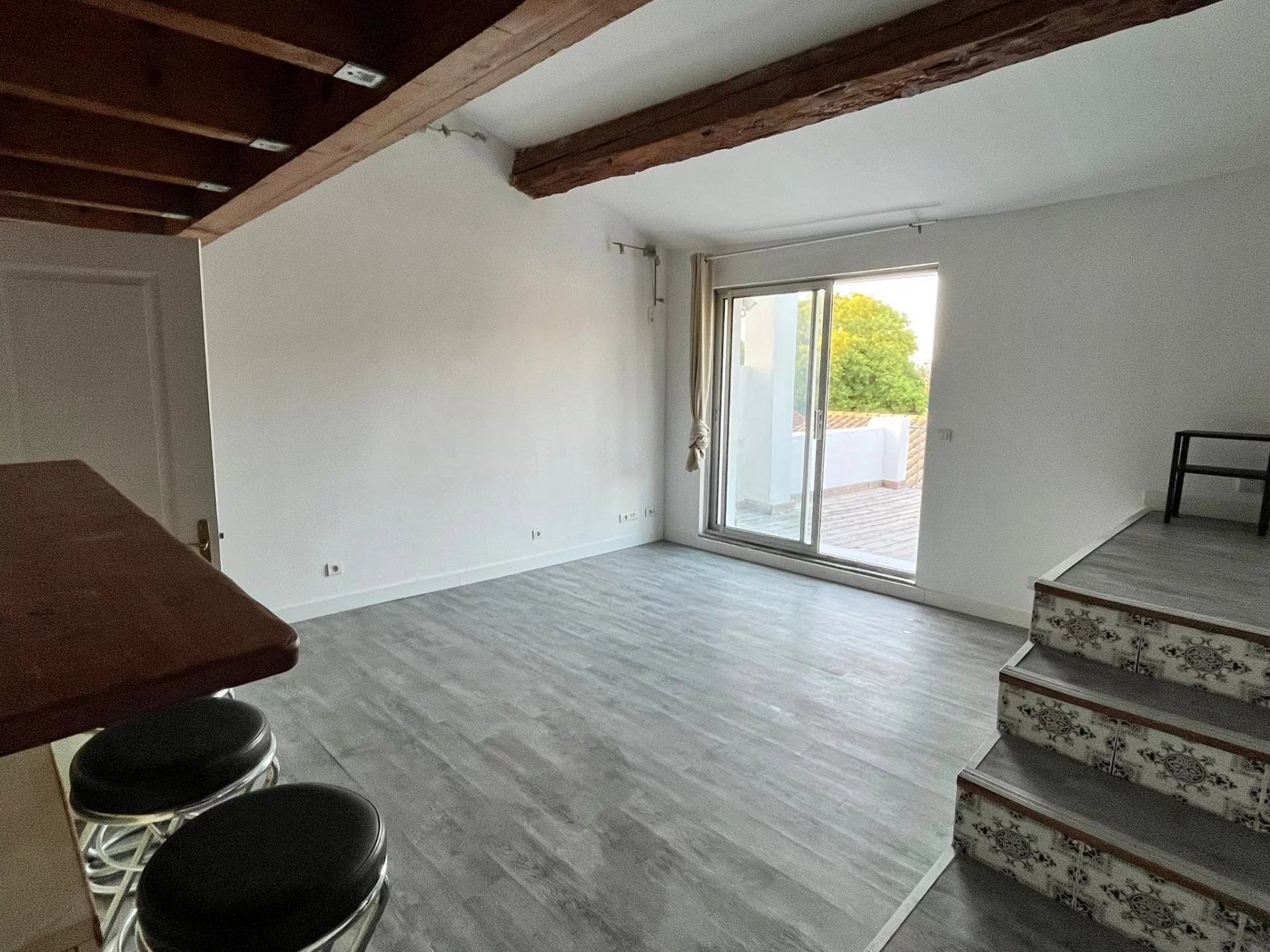 appartement avec terrasse calme, cuisine équipée.
