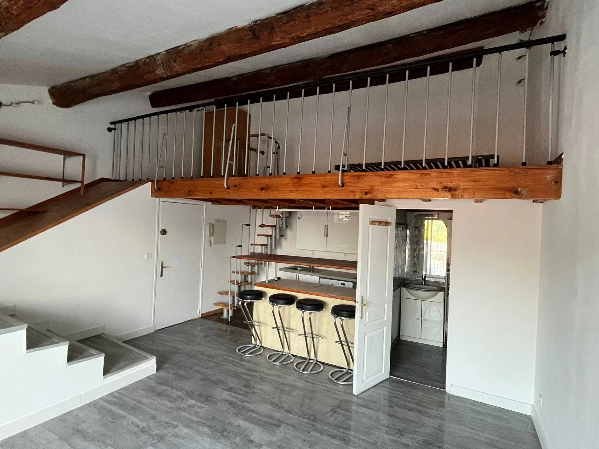 appartement avec terrasse calme, cuisine équipée.