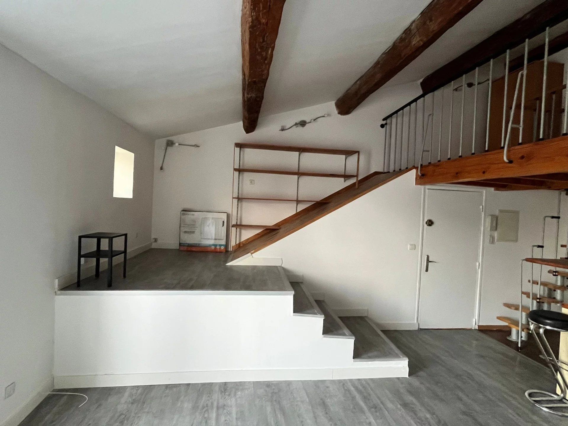 appartement avec terrasse calme, cuisine équipée.
