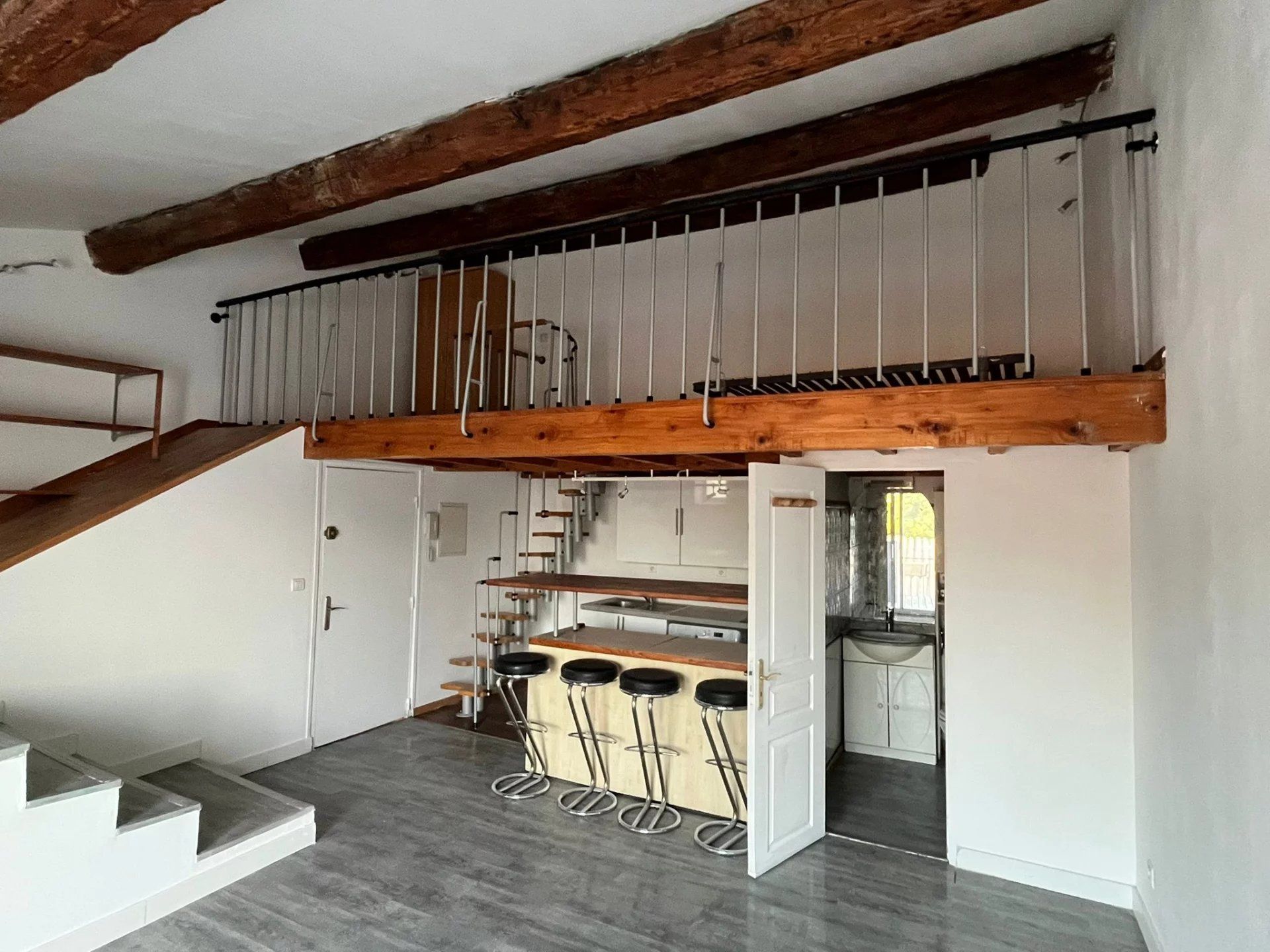 appartement avec terrasse calme, cuisine équipée.