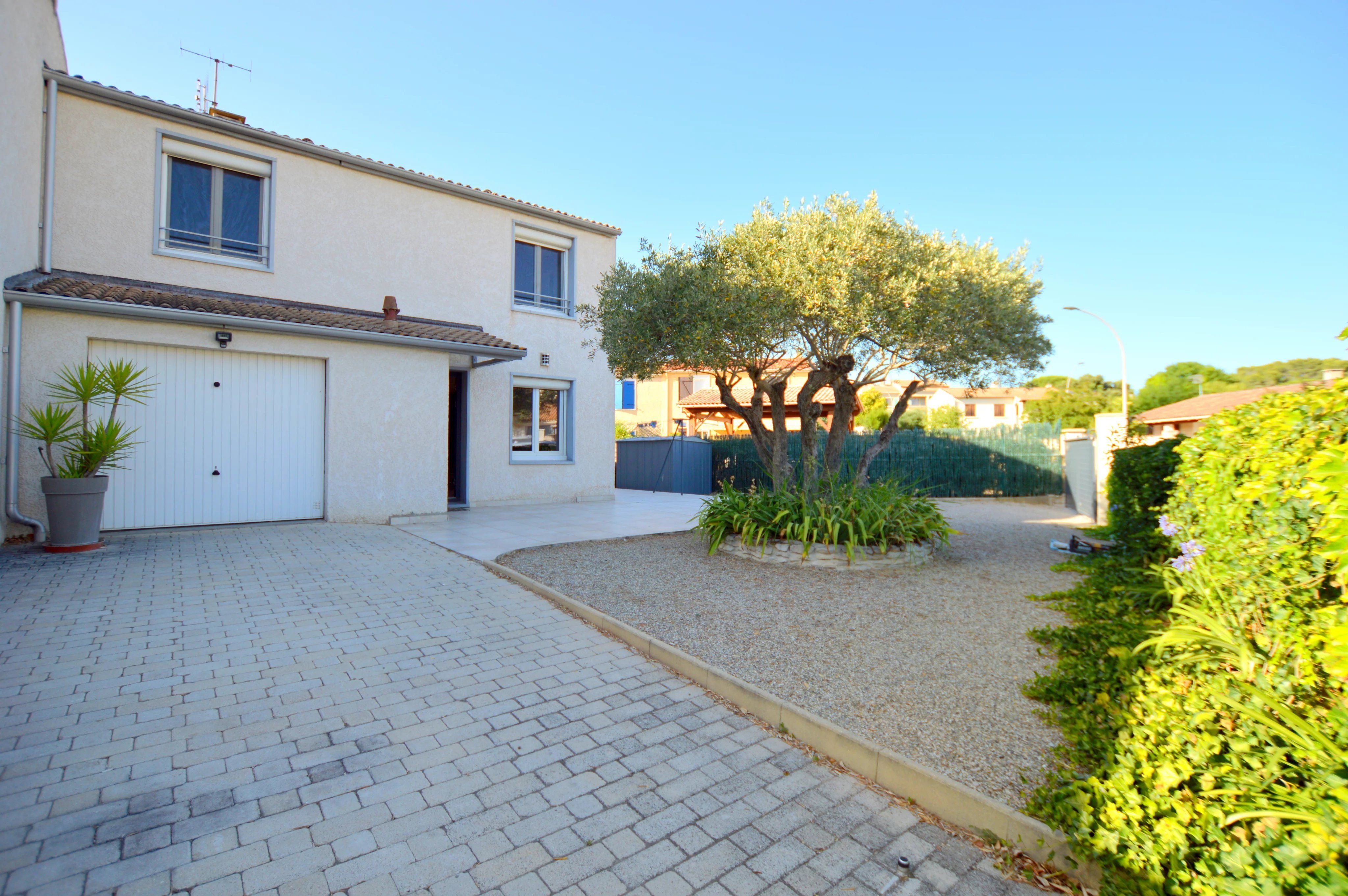 4-bedroom house with 120 sqm living space, 27 sqm veranda, garage, swimming pool – Vauvert 30600, peaceful location