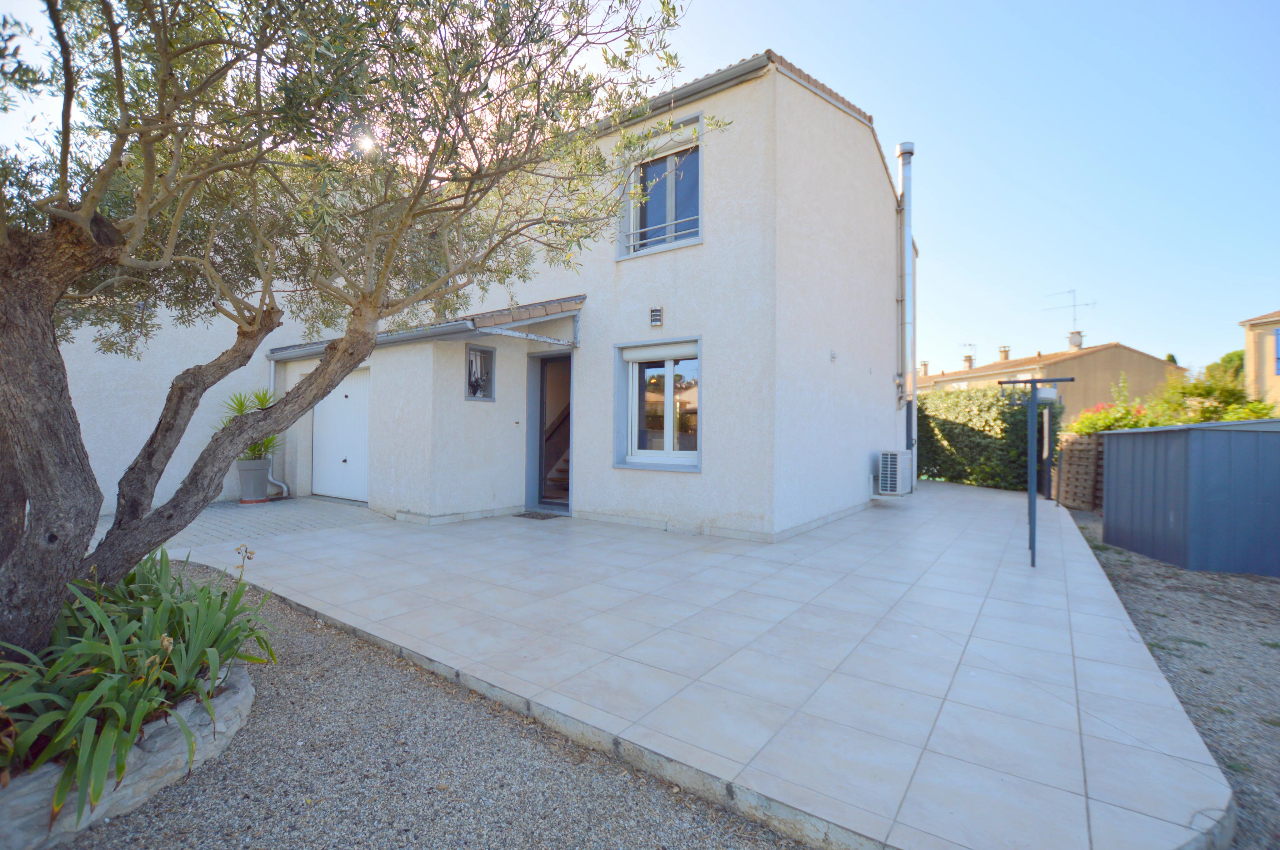 4-bedroom house with 120 sqm living space, 27 sqm veranda, garage, swimming pool – Vauvert 30600, peaceful location