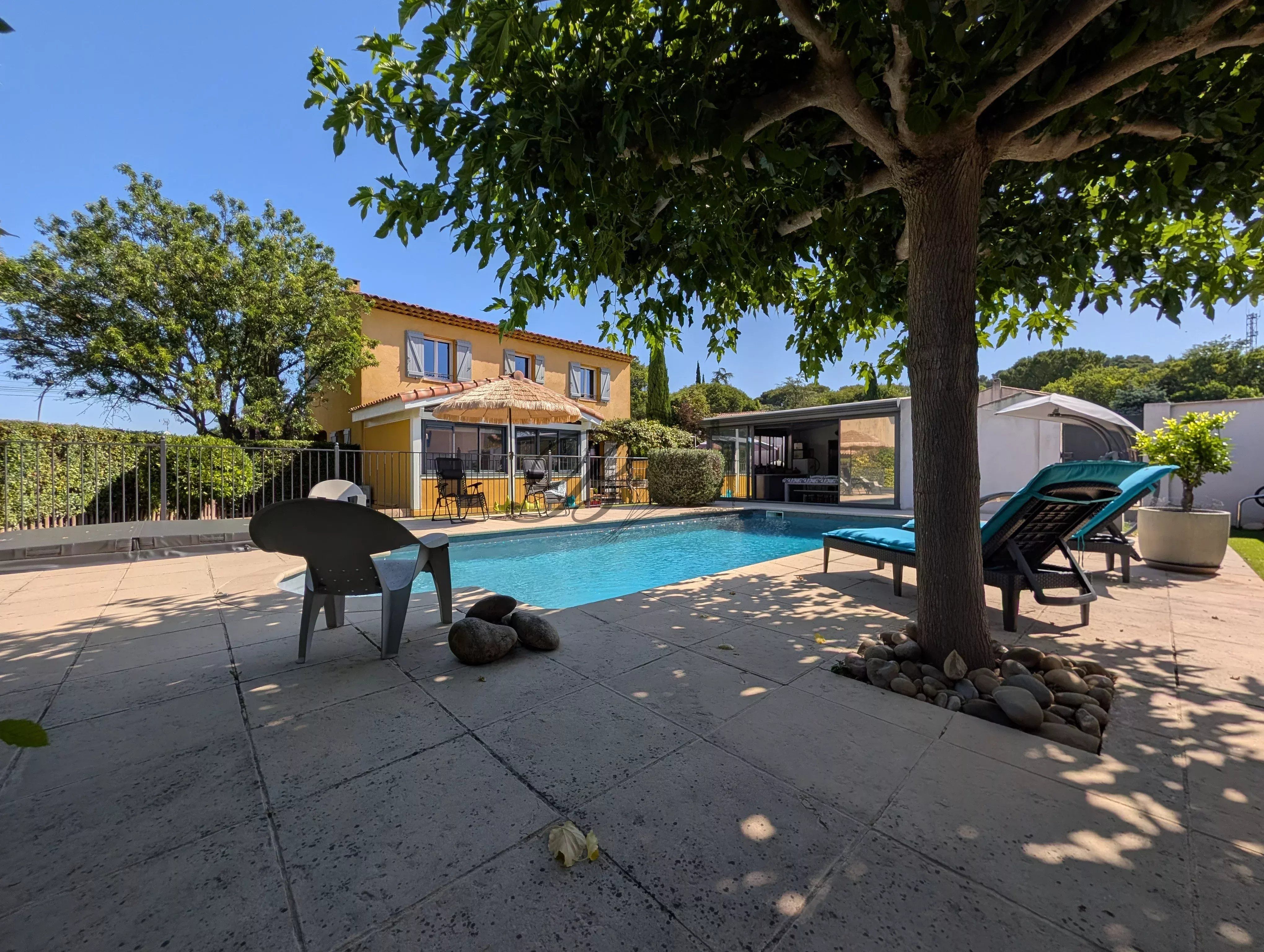 Villa contemporaine de 151 m² avec piscine, spa et prestations de qualité – Pertuis