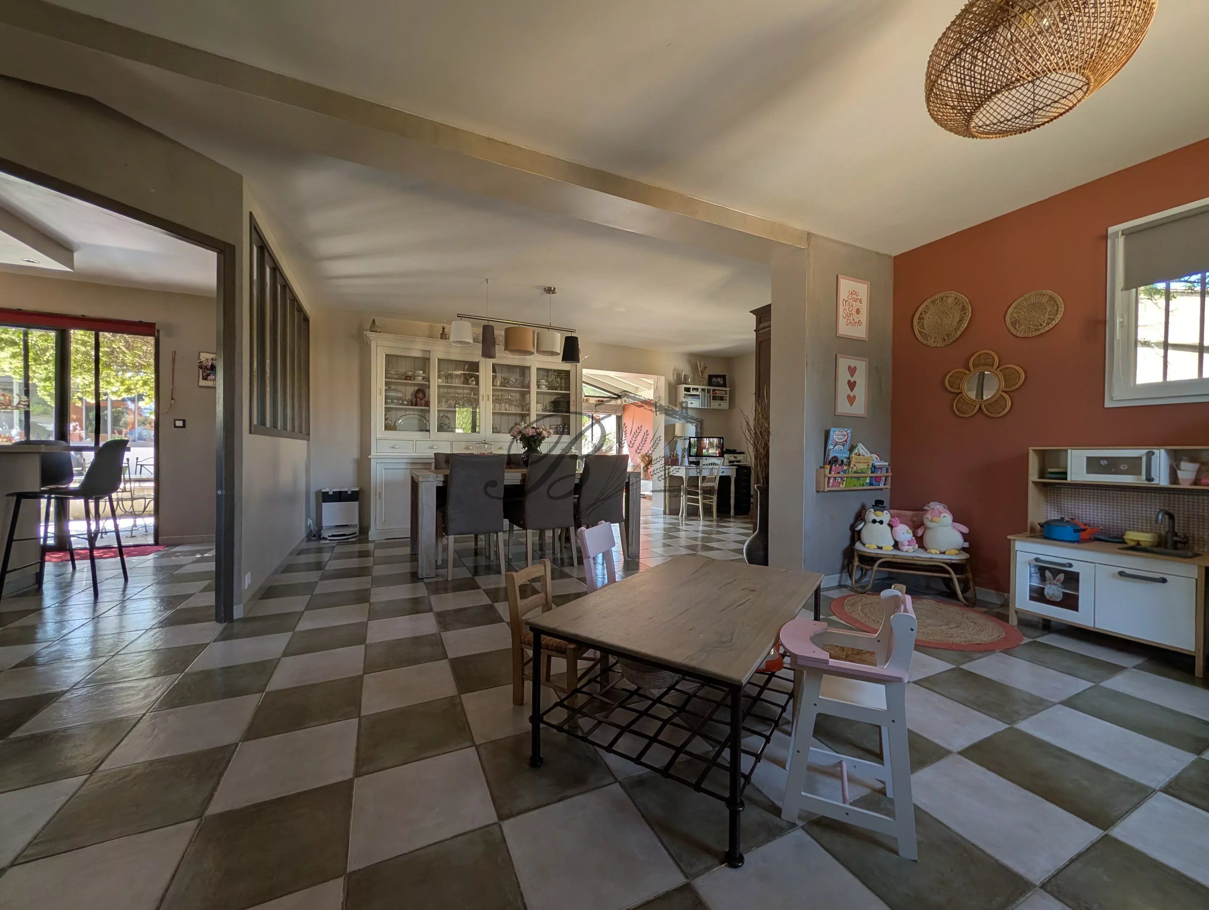 Villa contemporaine de 151 m² avec piscine, spa et prestations de qualité – Pertuis