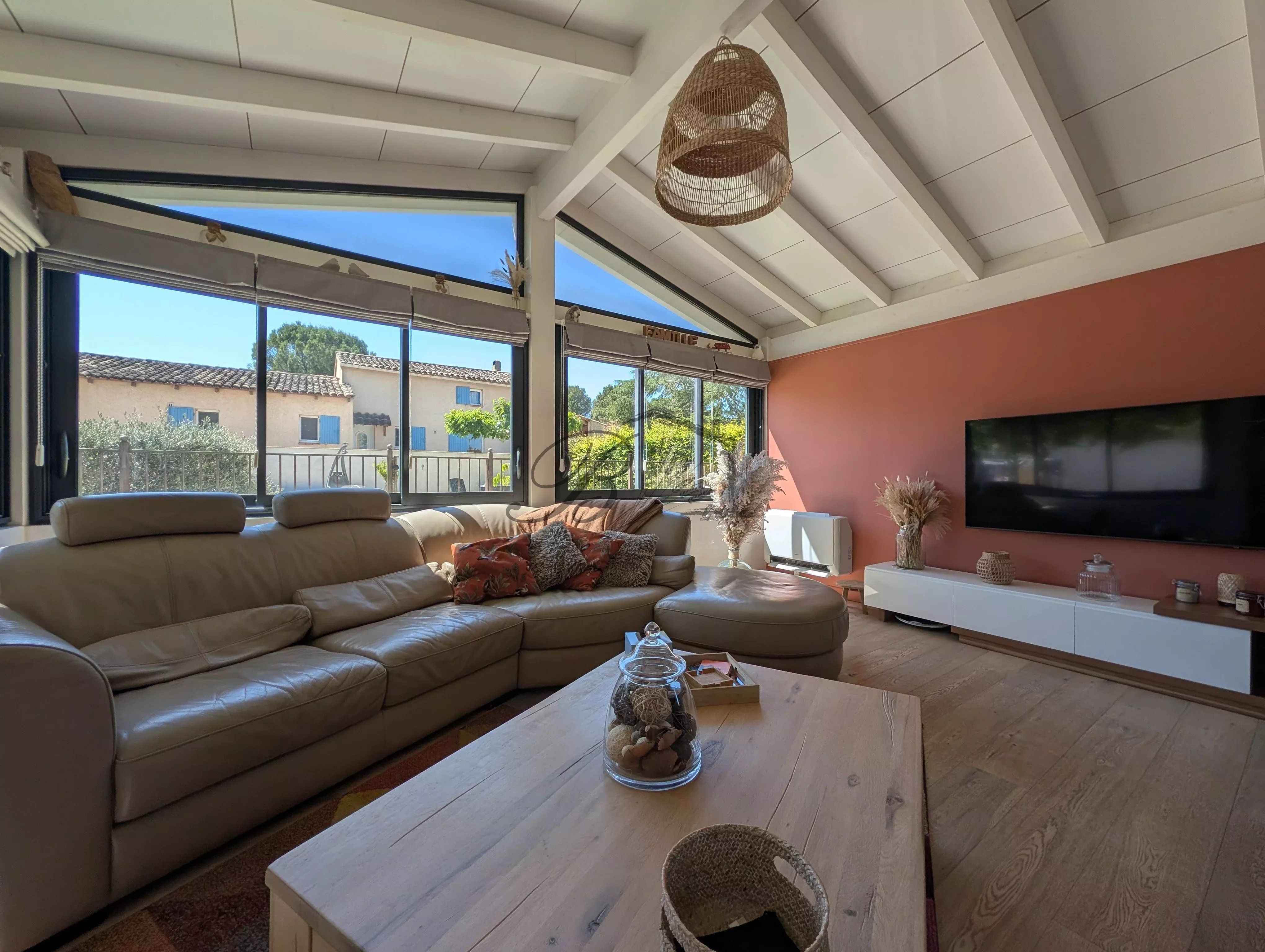Villa contemporaine de 151 m² avec piscine, spa et prestations de qualité – Pertuis