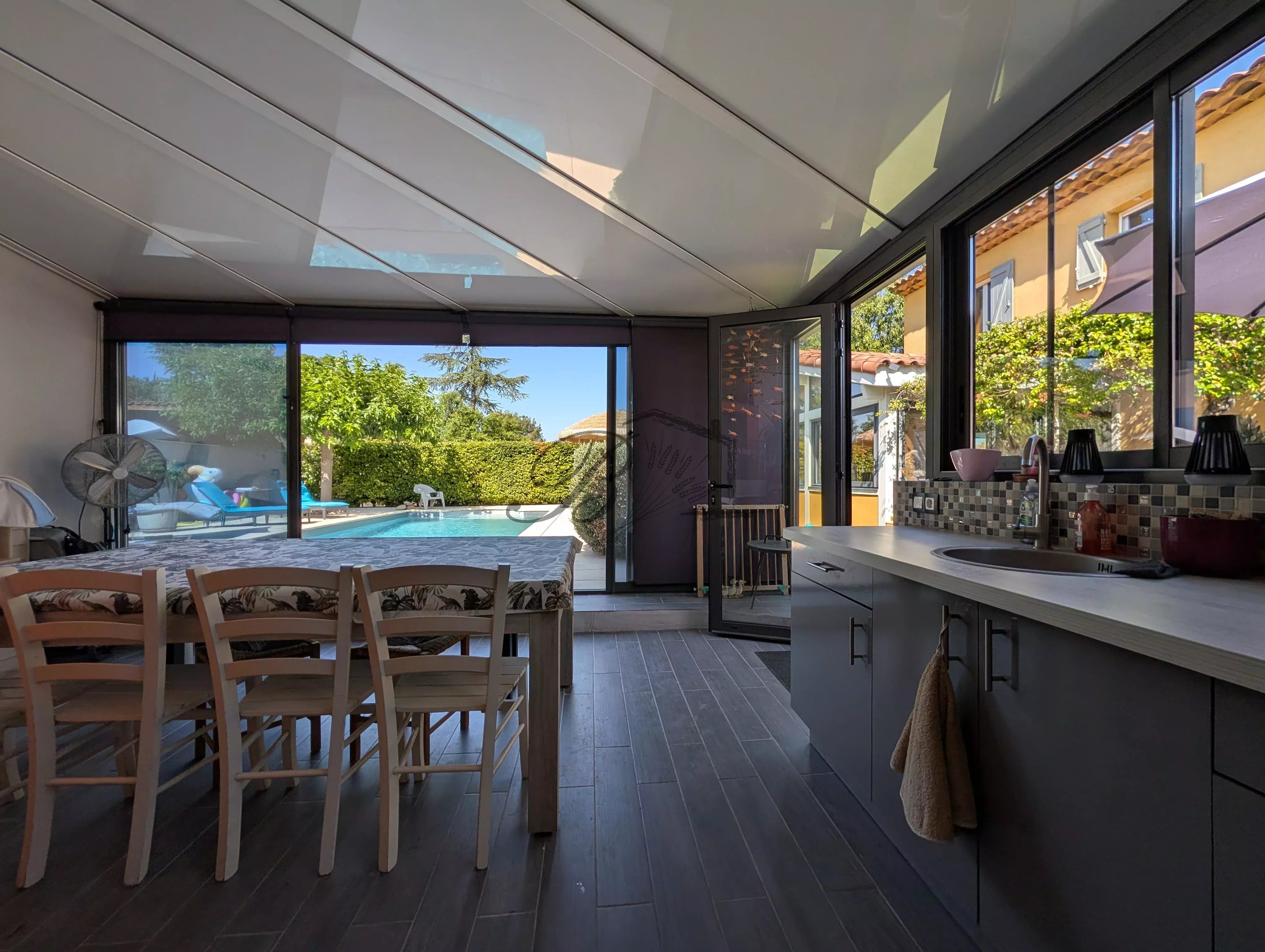 Villa contemporaine de 151 m² avec piscine, spa et prestations de qualité – Pertuis