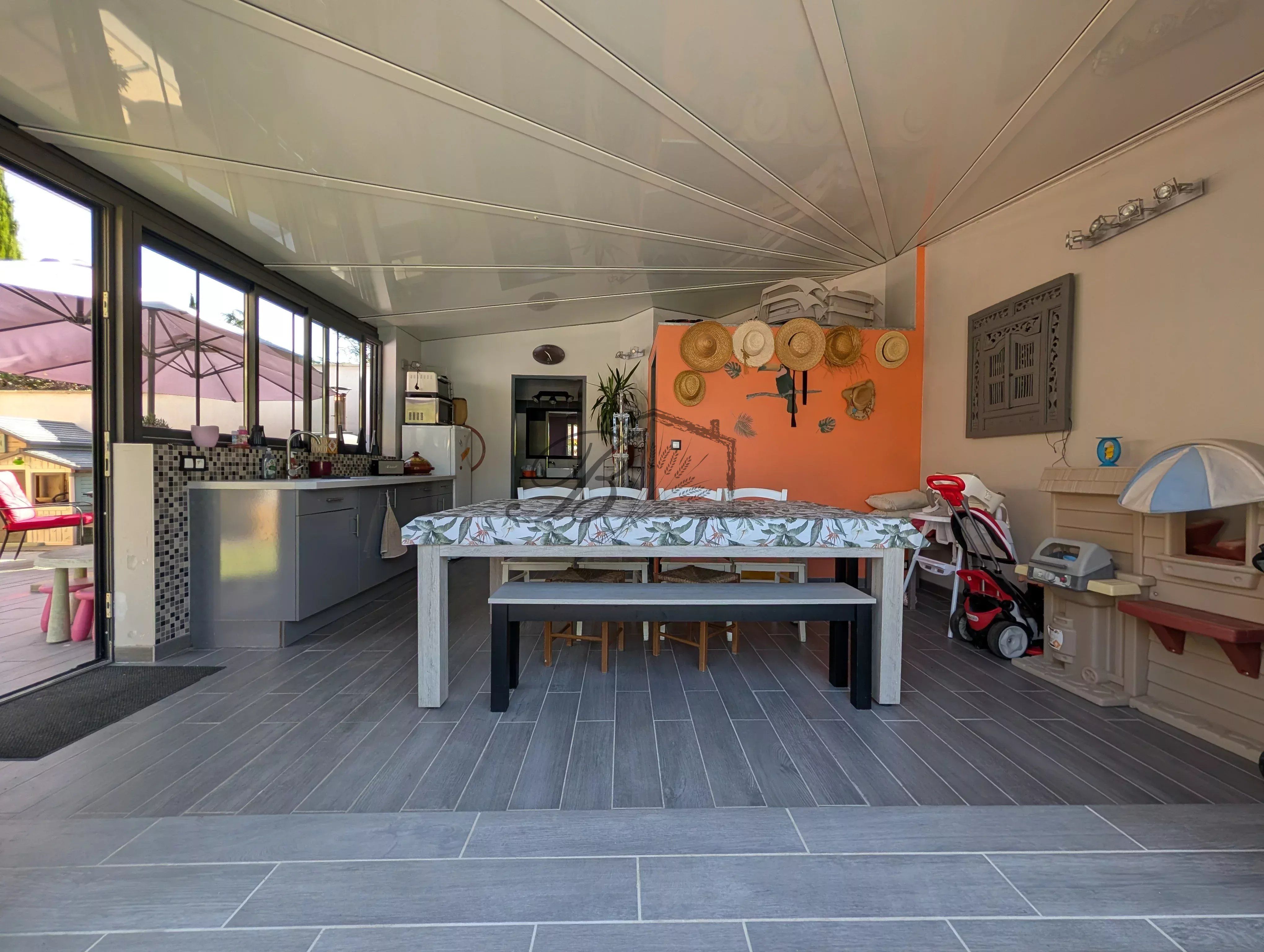 Villa contemporaine de 151 m² avec piscine, spa et prestations de qualité – Pertuis