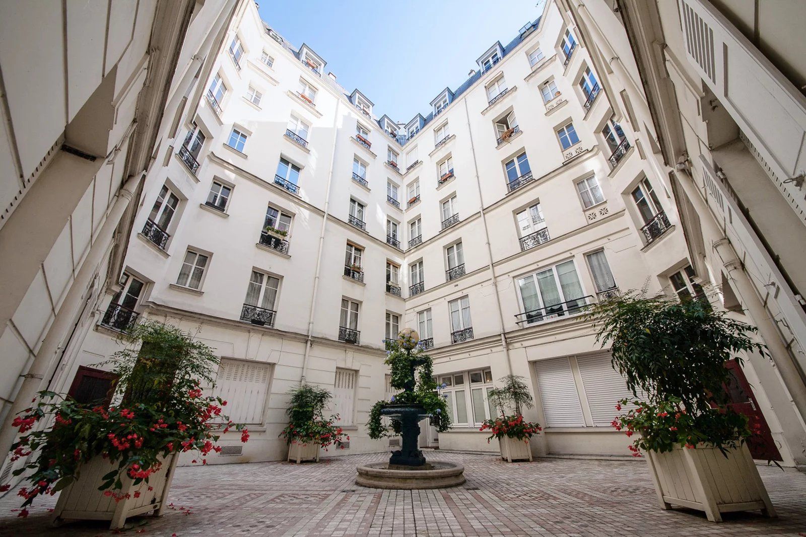 Place Saint Sulpice - Location meublée studio climatisé