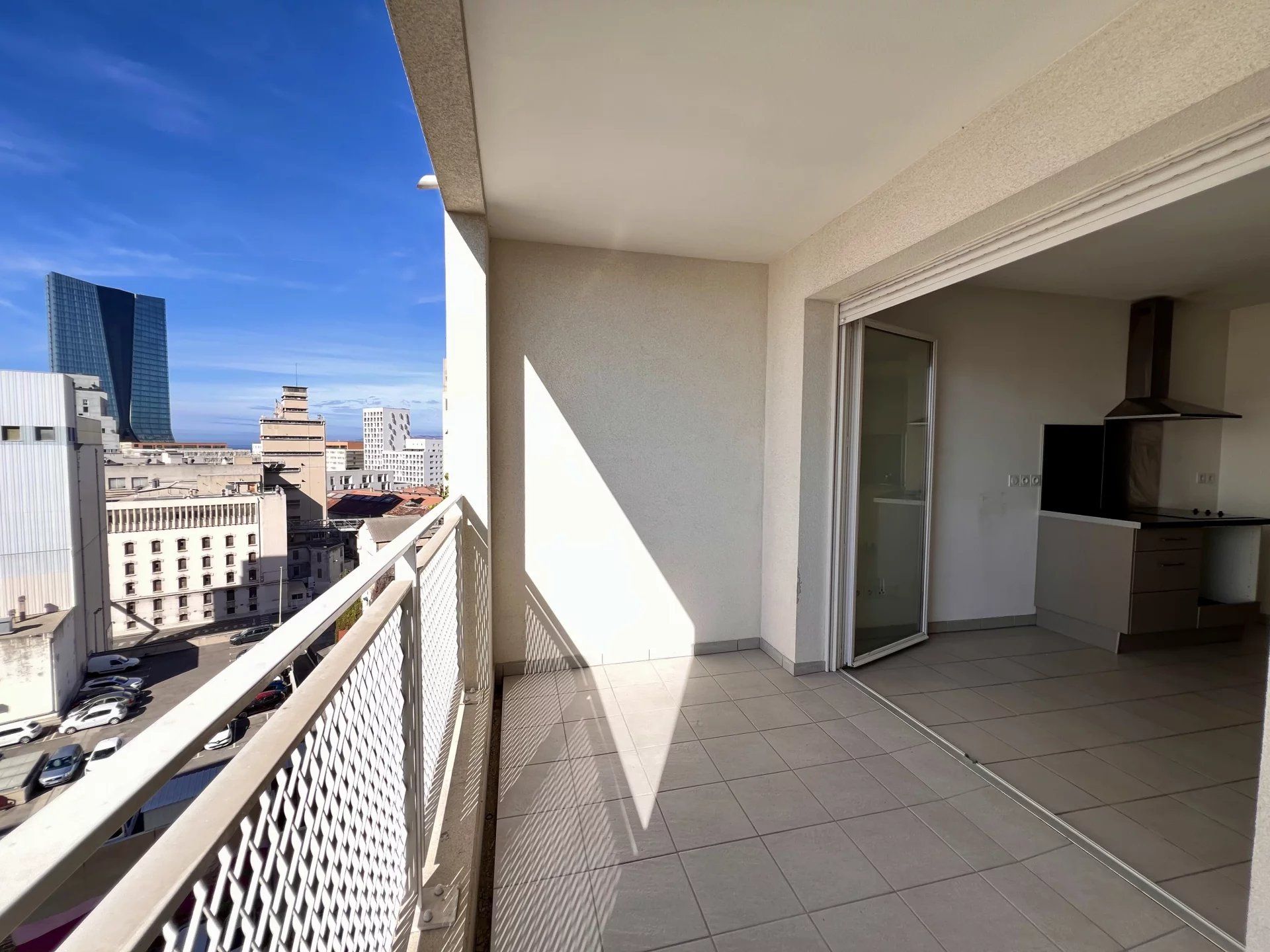 T2 en location avec balcon, stationnement et vue dégagée - 13003