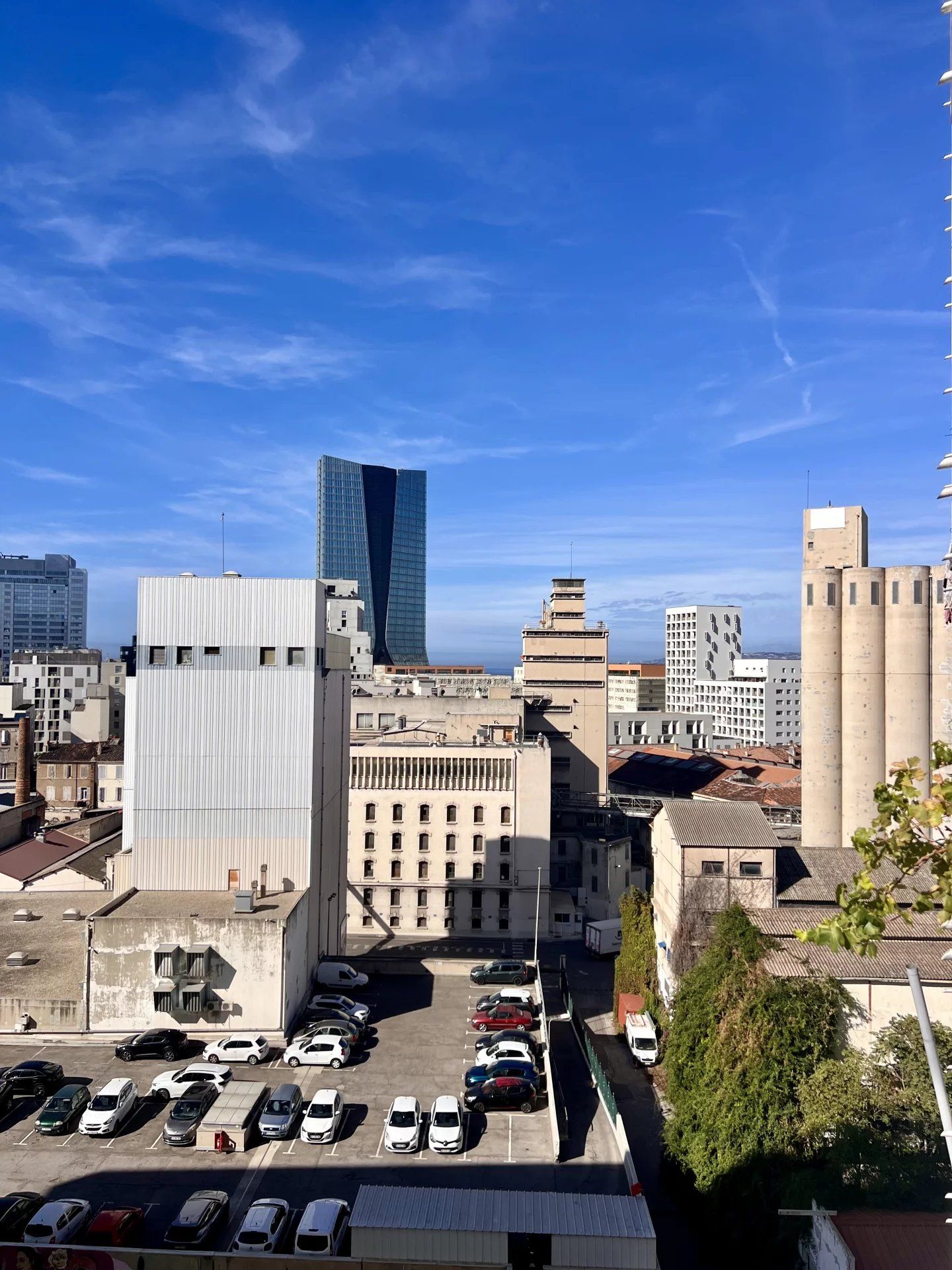 T2 en location avec balcon, stationnement et vue dégagée - 13003