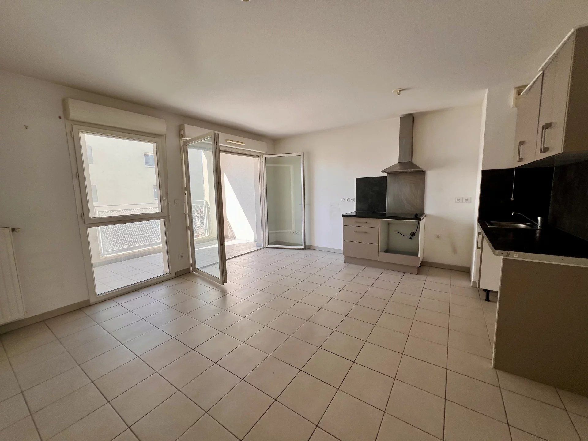 T2 en location avec balcon, stationnement et vue dégagée - 13003
