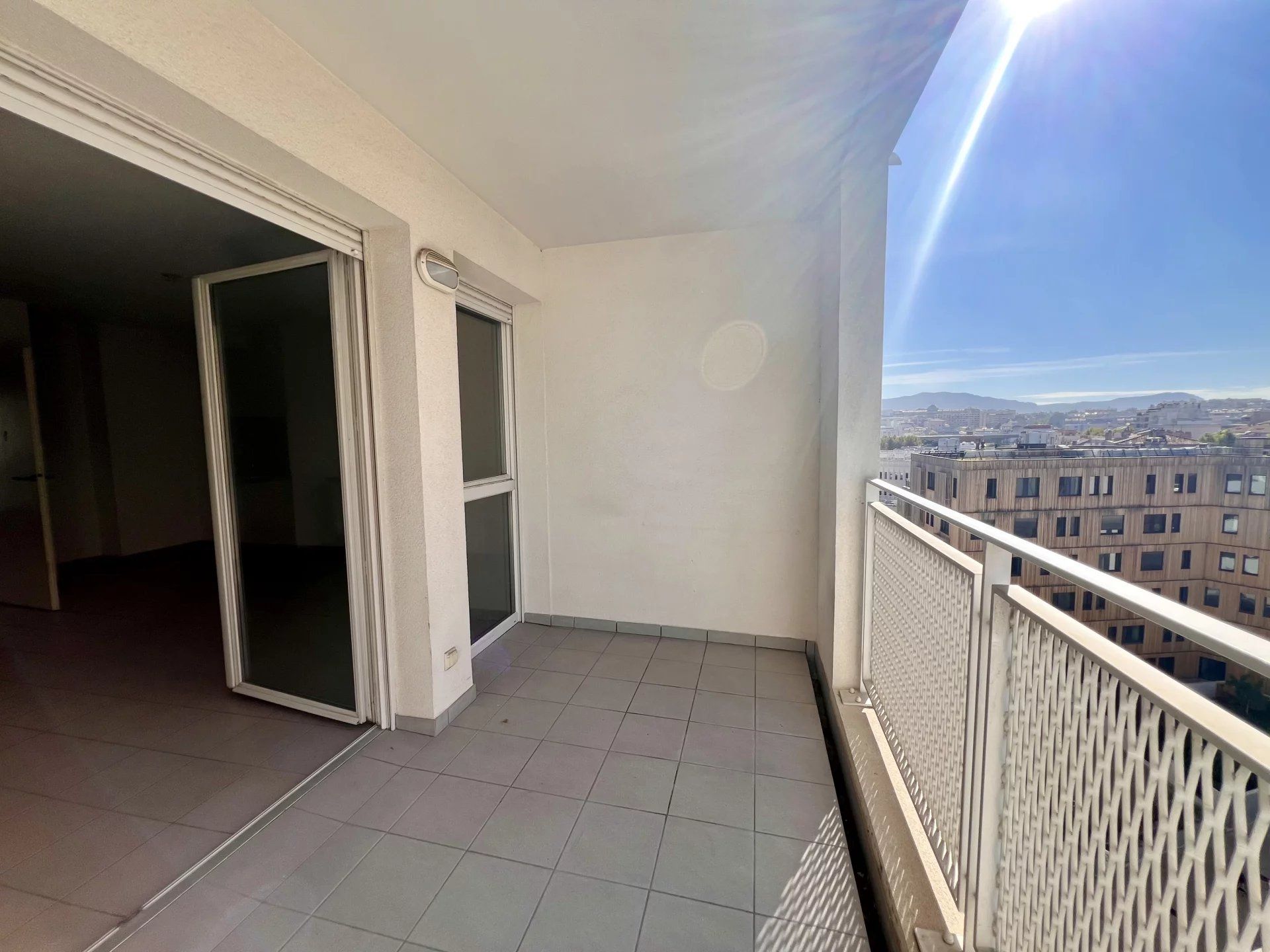 T2 en location avec balcon, stationnement et vue dégagée - 13003