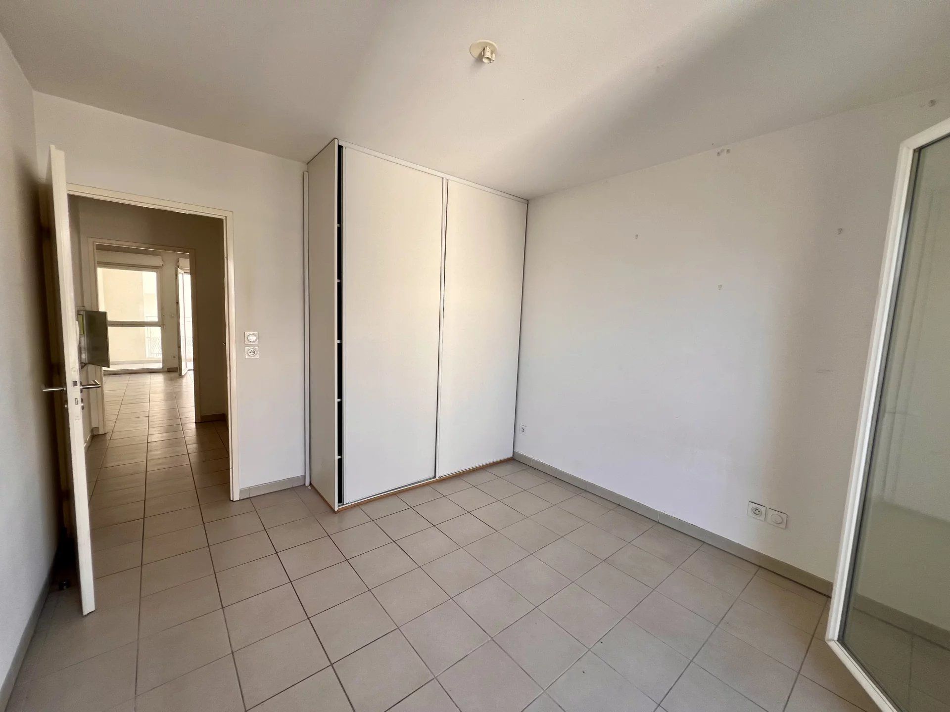 T2 en location avec balcon, stationnement et vue dégagée - 13003