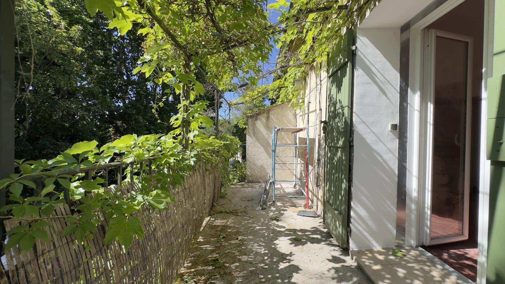 Meyreuil appartement meublé T3 avec deux terrasses et place parking