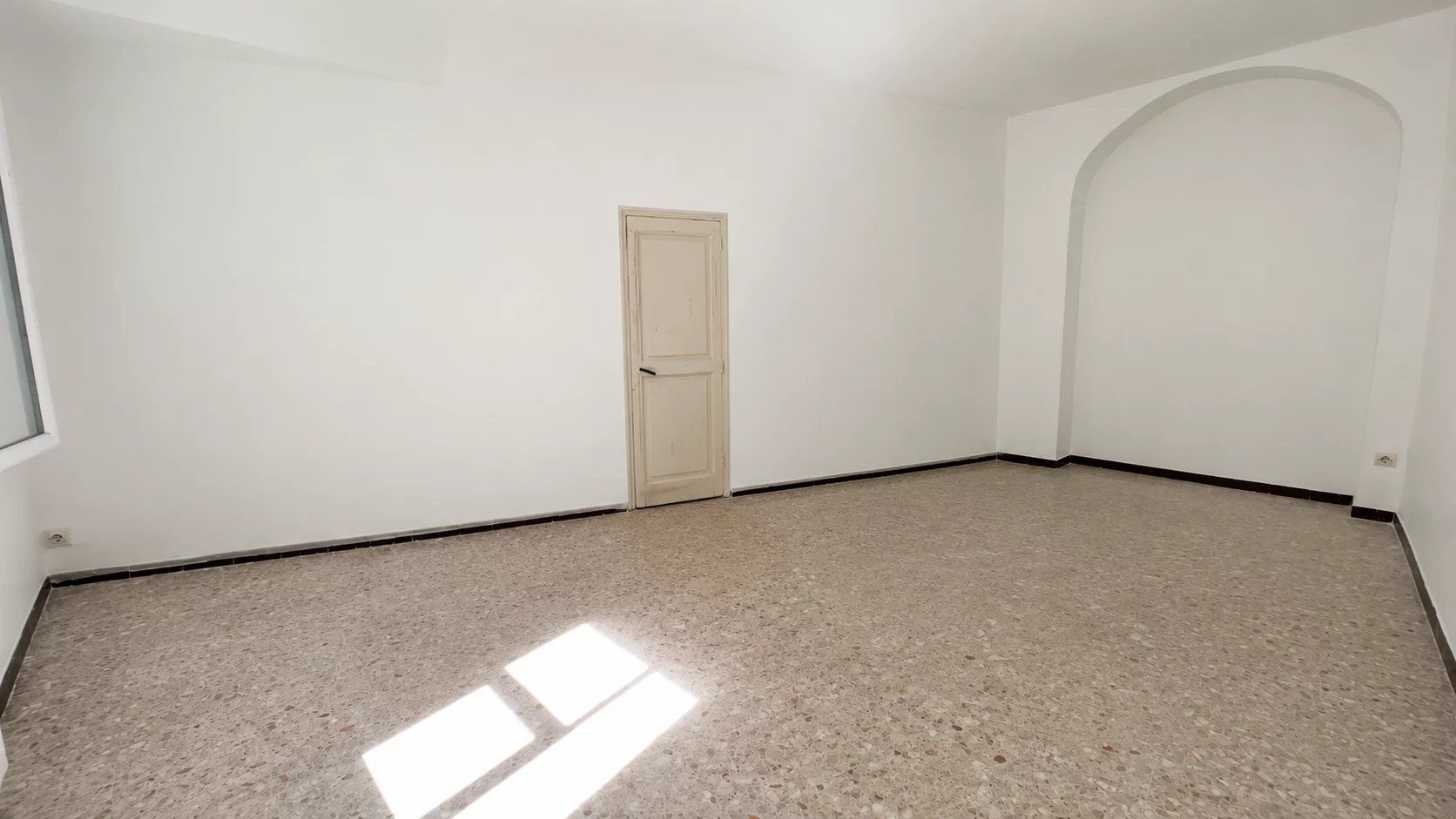 Meyreuil appartement meublé T3 avec deux terrasses et place parking