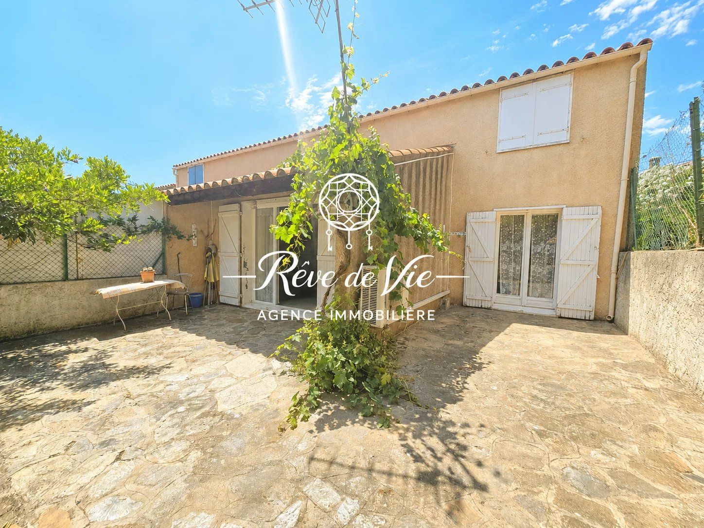 MAISON 5 PIÈCES PROCHE DES COMMERCES AVEC DE BEAUX EXTERIEURS