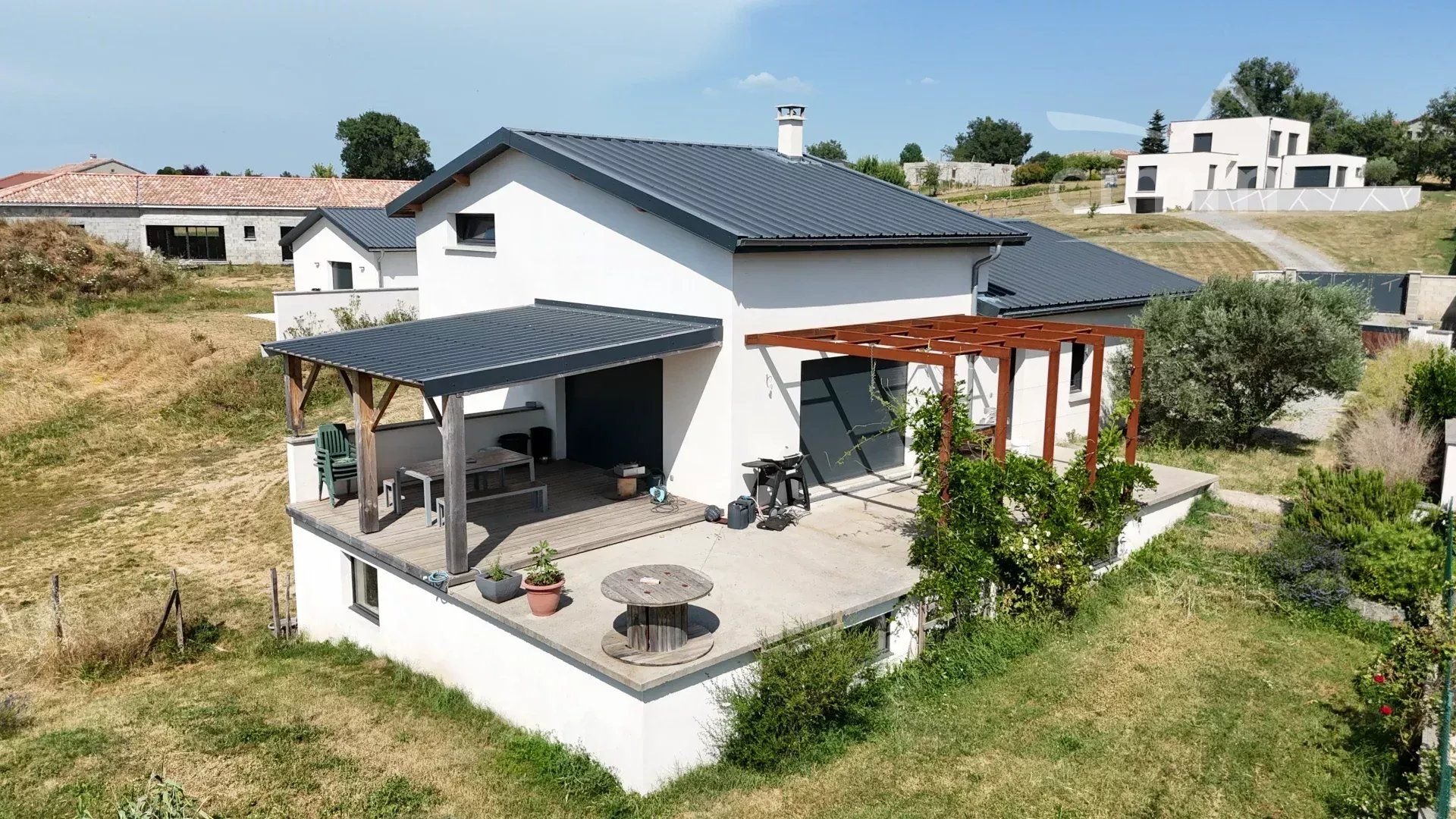 Villa contemporaine 2017 de 161 m² avec vue sur le Pilat à Thorrenc
